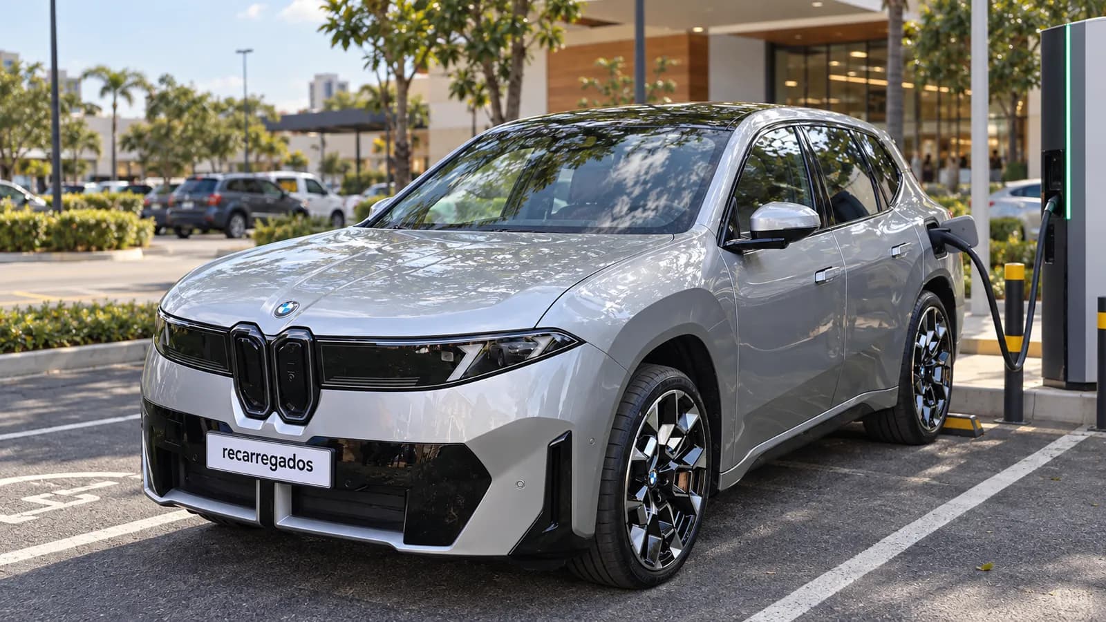 BMW iX3 prata em eletroposto de recarga rápida em São Paulo, imagem gerada com IA a partir de foto real