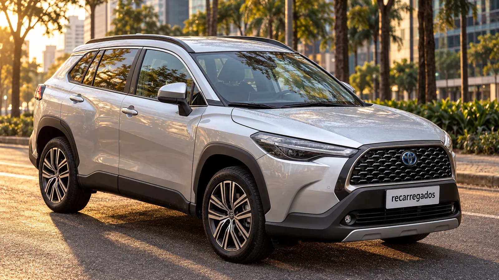 Toyota Corolla Cross Hybrid prata em avenida arborizada de São Paulo ao entardecer, imagem gerada com IA a partir de foto real