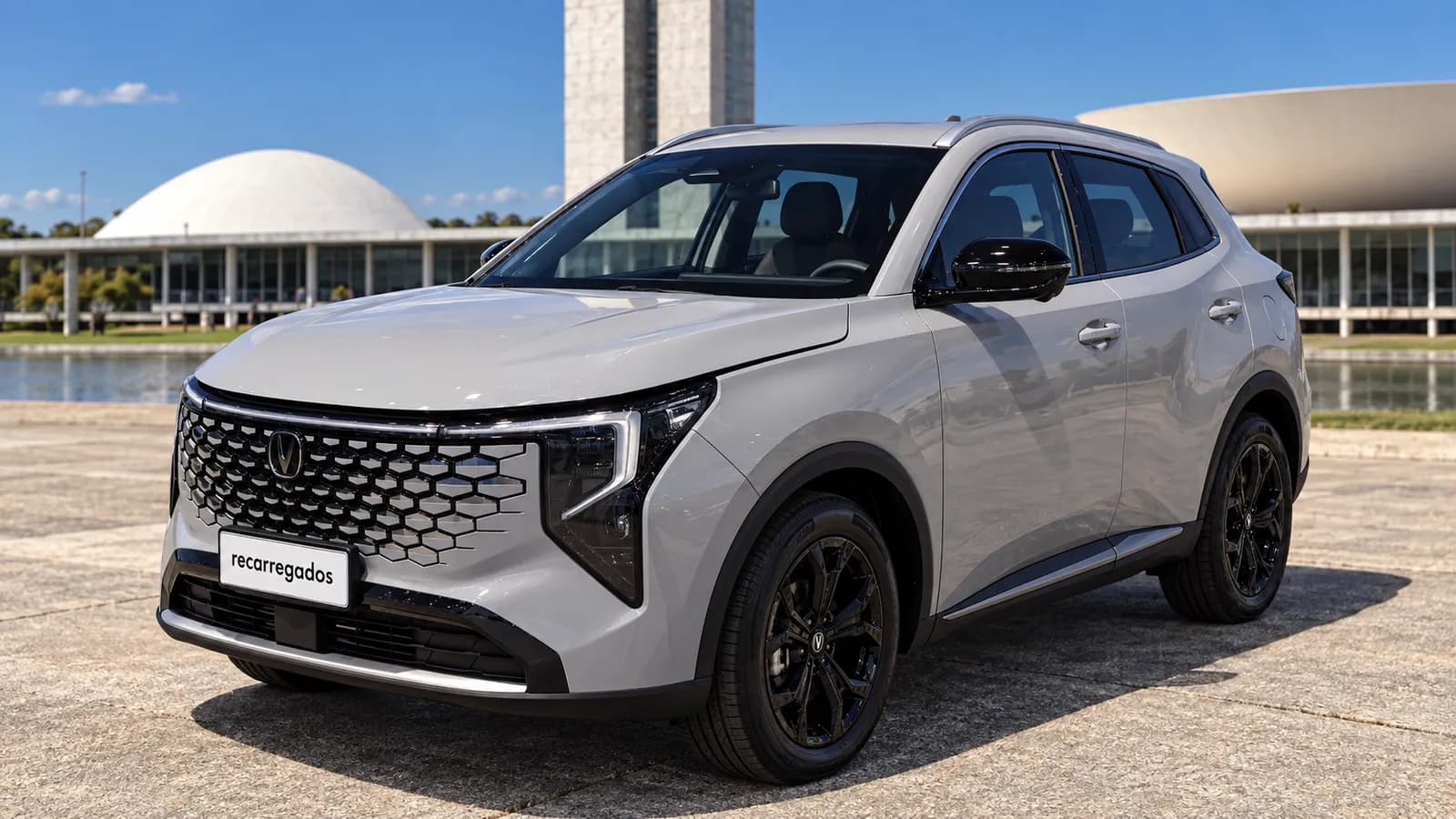 Caoa Changan CS55 PHEV: review do híbrido plug-in flex, preço e consumo Changan CS55 PHEV cinza diante da arquitetura modernista de Brasília, imagem gerada com IA a partir de foto real