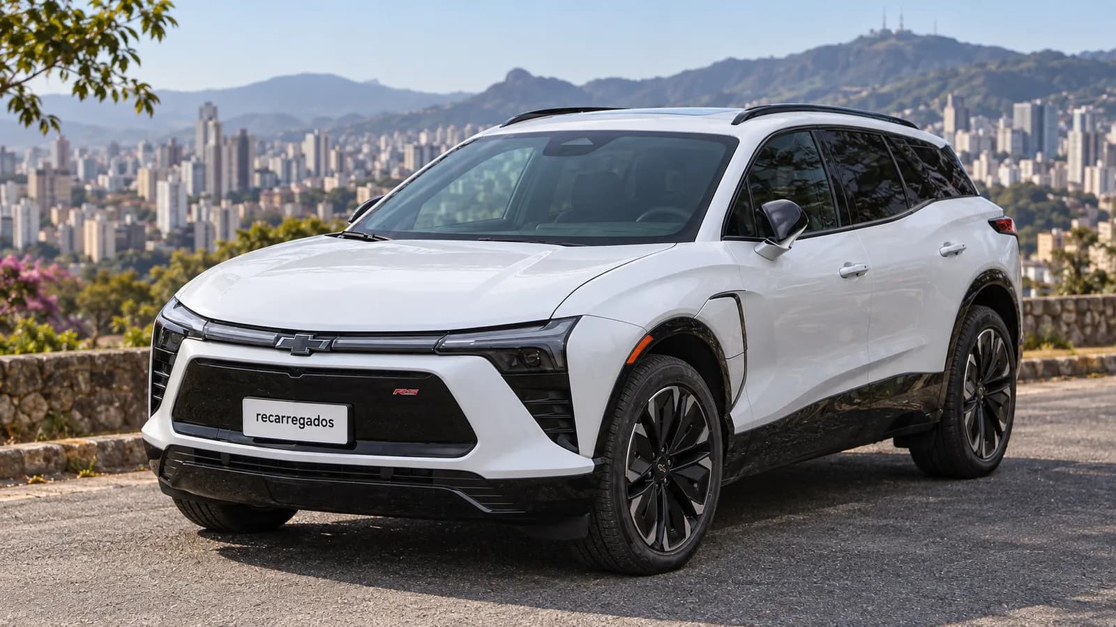Chevrolet Blazer EV no Brasil: review, preço, autonomia e se ainda vale a pena Chevrolet Blazer EV branco em rua de Belo Horizonte com a serra ao fundo, imagem gerada com IA a partir de foto real