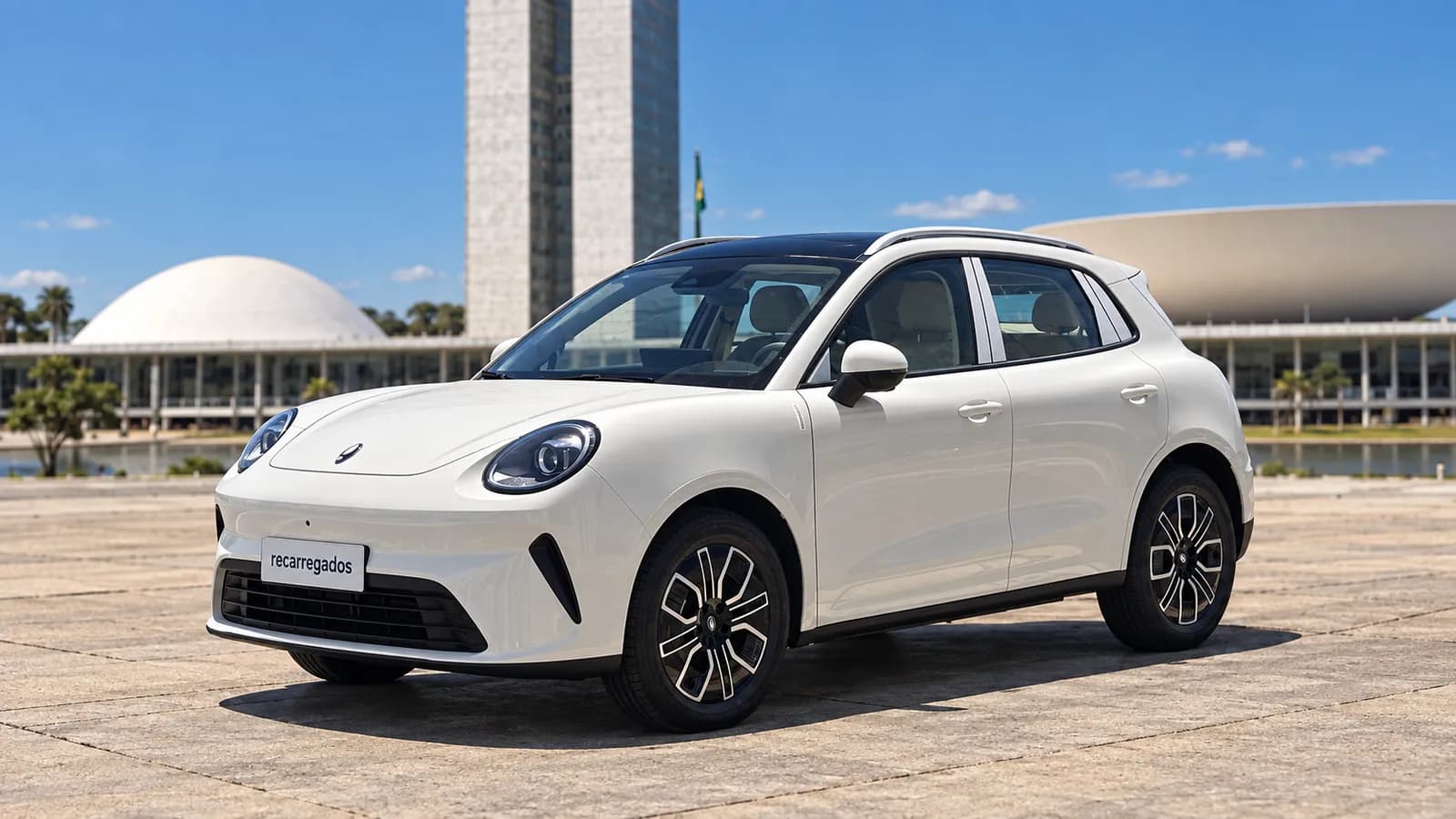 GWM Ora 5: review do SUV elétrico, preço, autonomia e vale a pena? GWM Ora 5 branco diante da arquitetura modernista de Brasília, imagem gerada com IA a partir de foto real