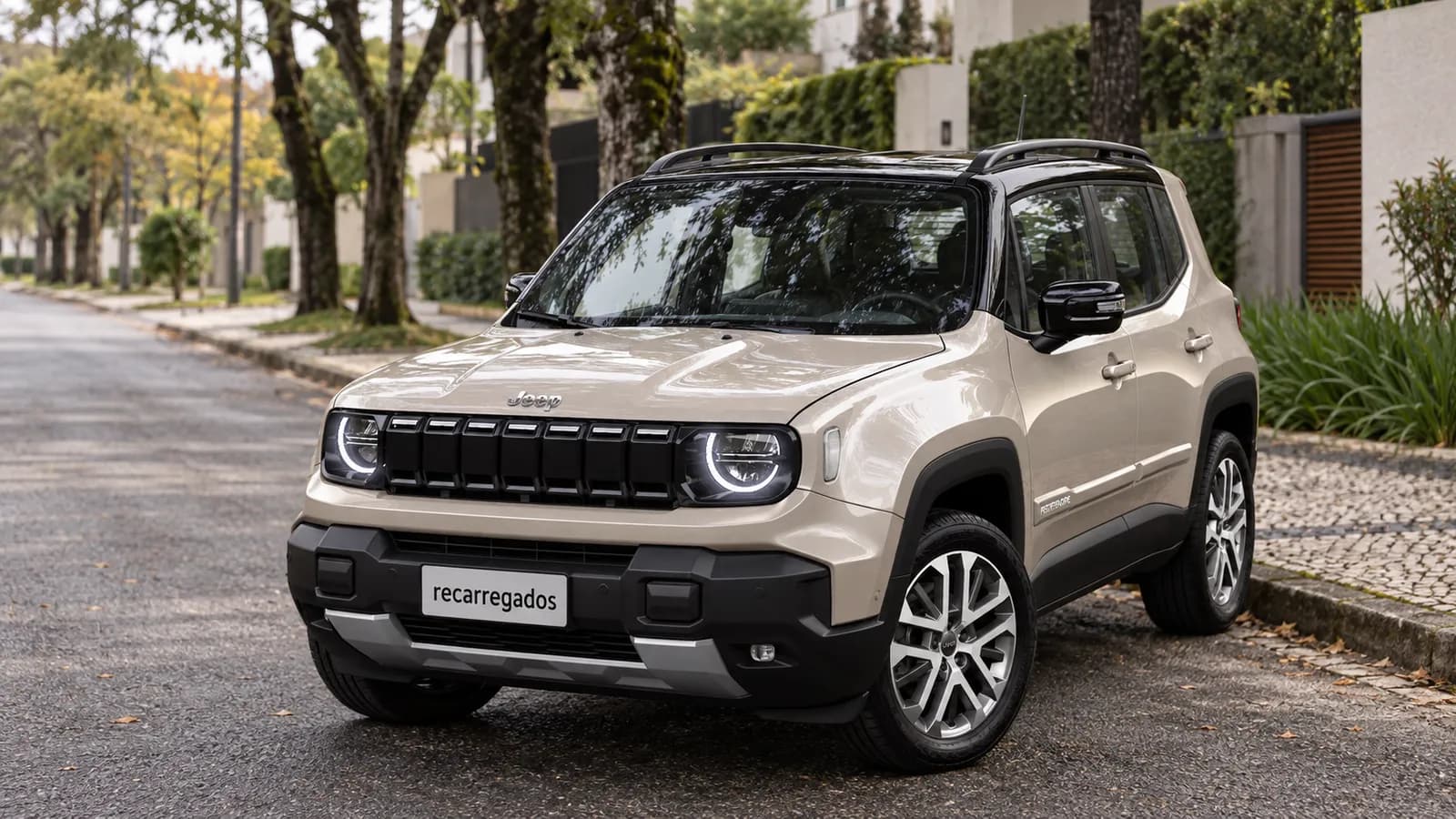 Jeep Renegade Hybrid em rua residencial arborizada de Curitiba, imagem gerada com IA a partir de foto real de divulgação