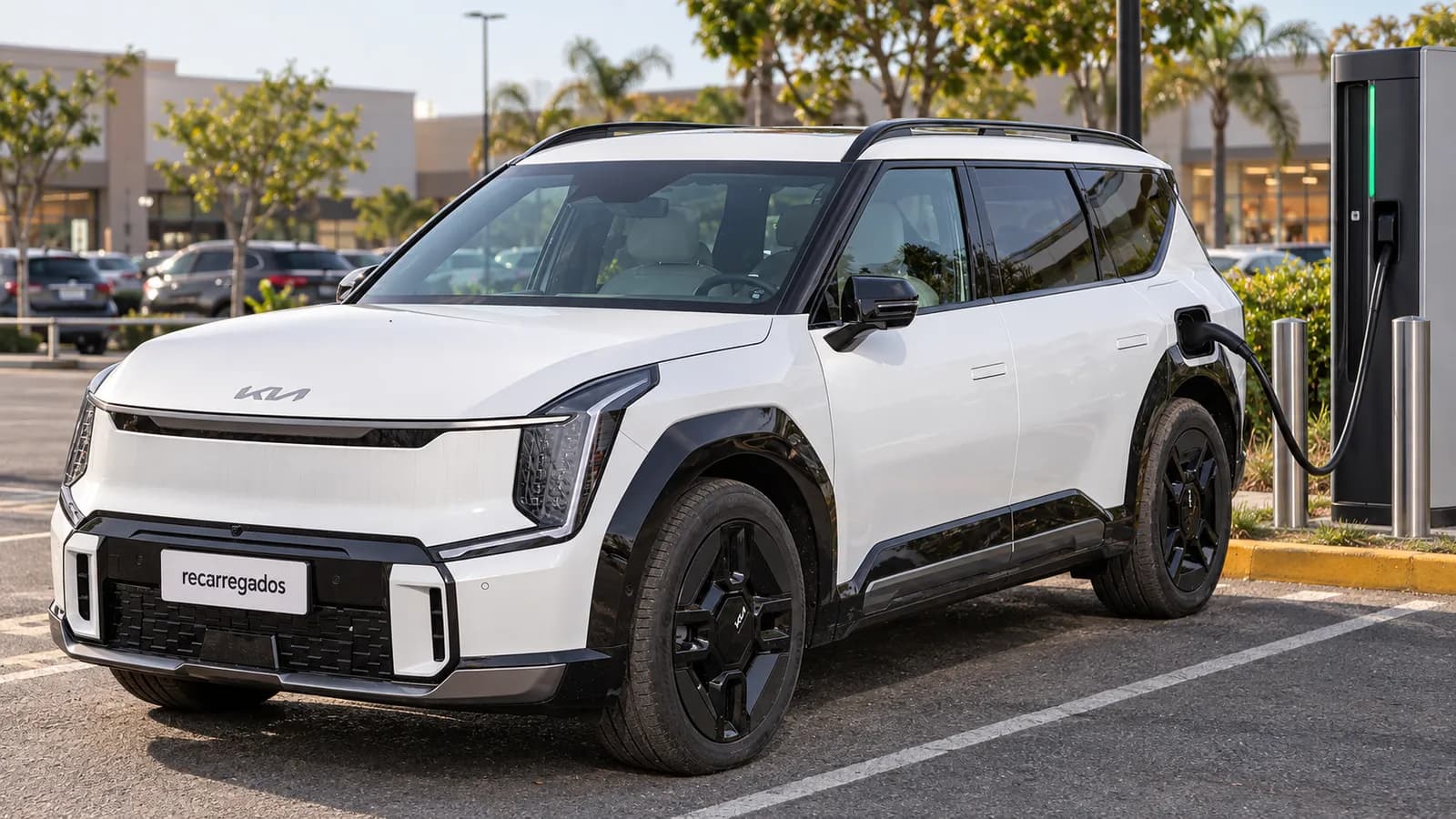Kia EV9 branco em eletroposto de recarga rápida em São Paulo, imagem gerada com IA a partir de foto real