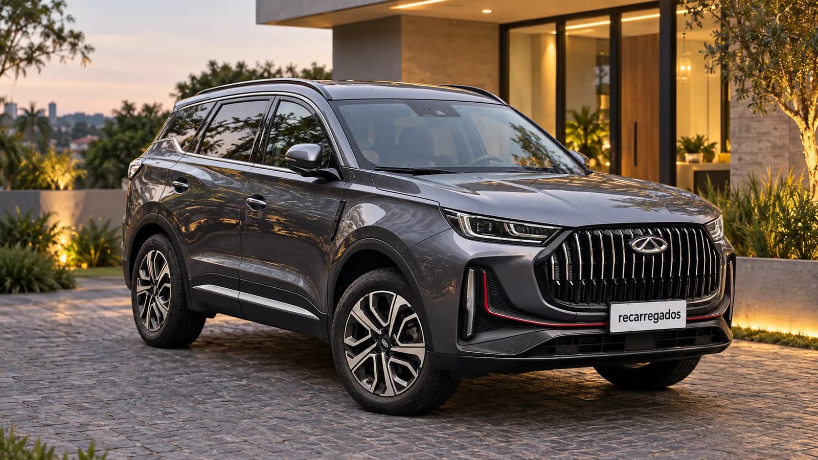 Caoa Chery Tiggo 7 Pro PHEV cinza-escuro na entrada de casa contemporânea em condomínio paulista, imagem gerada com IA a partir de foto real