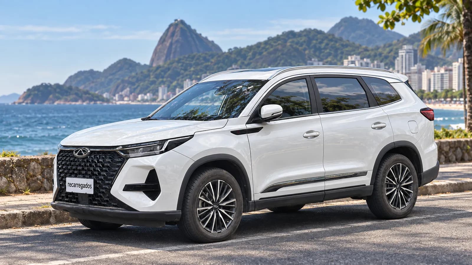 Caoa Chery Tiggo 8 Pro PHEV branco em estrada litorânea no Rio de Janeiro, imagem gerada com IA a partir de foto real