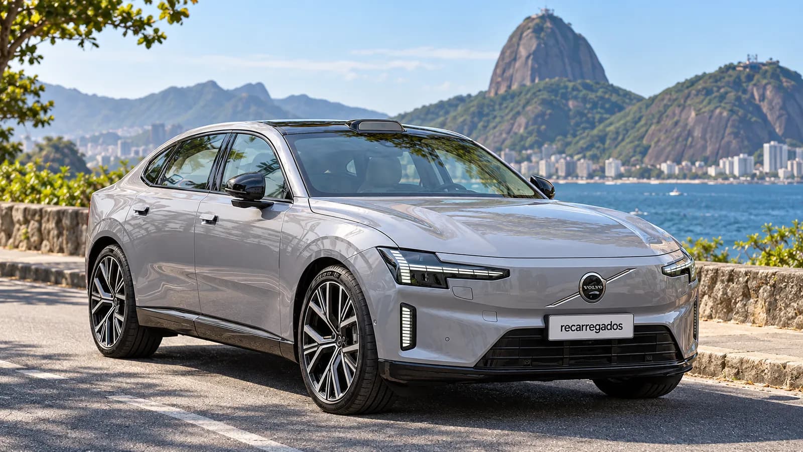 Volvo ES90: review do sedã elétrico no Brasil, com preço, autonomia e recarga Volvo ES90 em estrada litorânea no Rio de Janeiro, imagem gerada com IA a partir de foto real