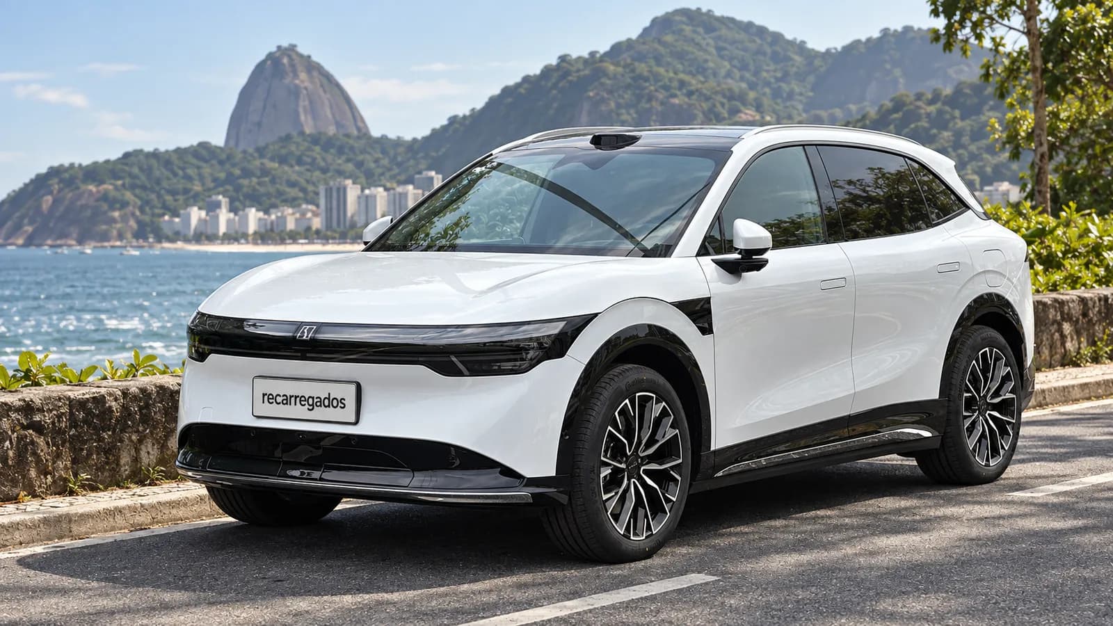 Zeekr 7X no Brasil: preço, autonomia, versões e vale a pena comprar? Zeekr 7X branco em estrada litorânea no Rio de Janeiro, imagem gerada com IA a partir de foto real