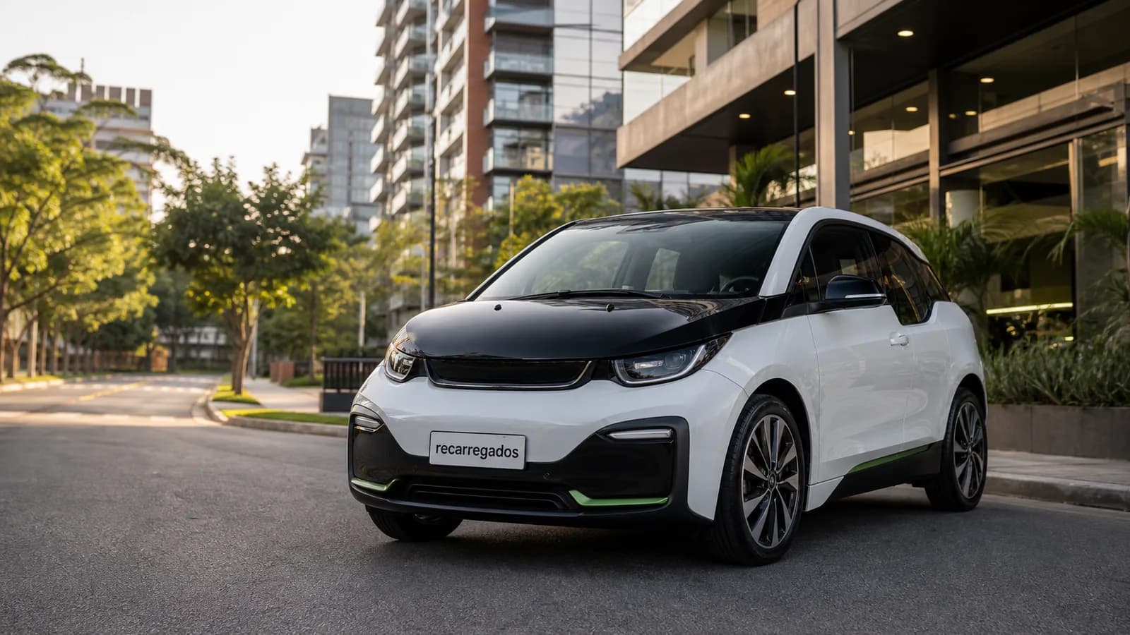 BMW i3 usado em avenida brasileira com placa recarregados em destaque