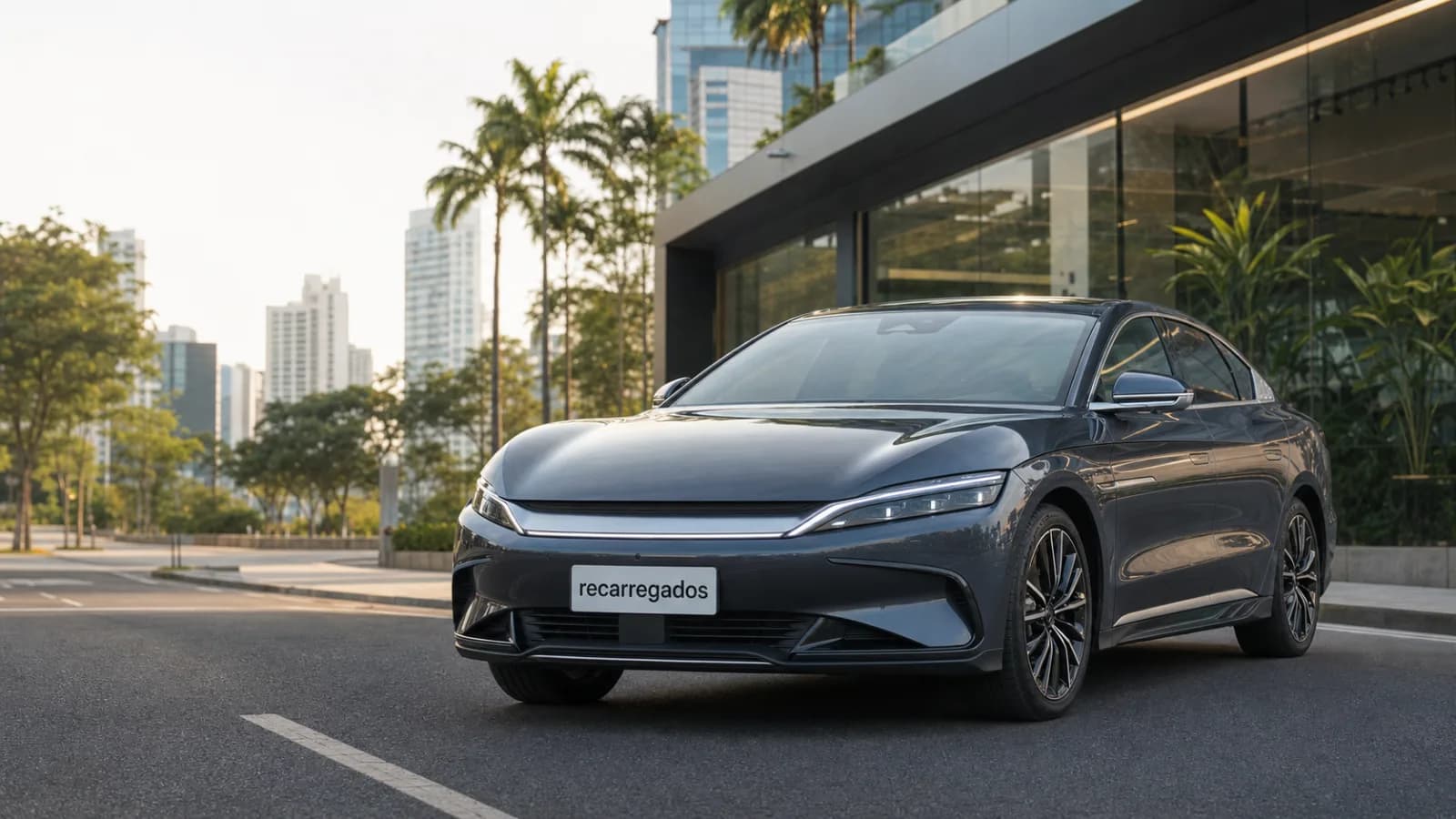 Sedã elétrico BYD Han usado em avenida brasileira com placa recarregados em destaque