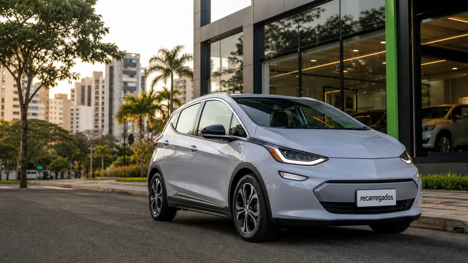Chevrolet Bolt EV usado em avenida brasileira com placa recarregados em destaque