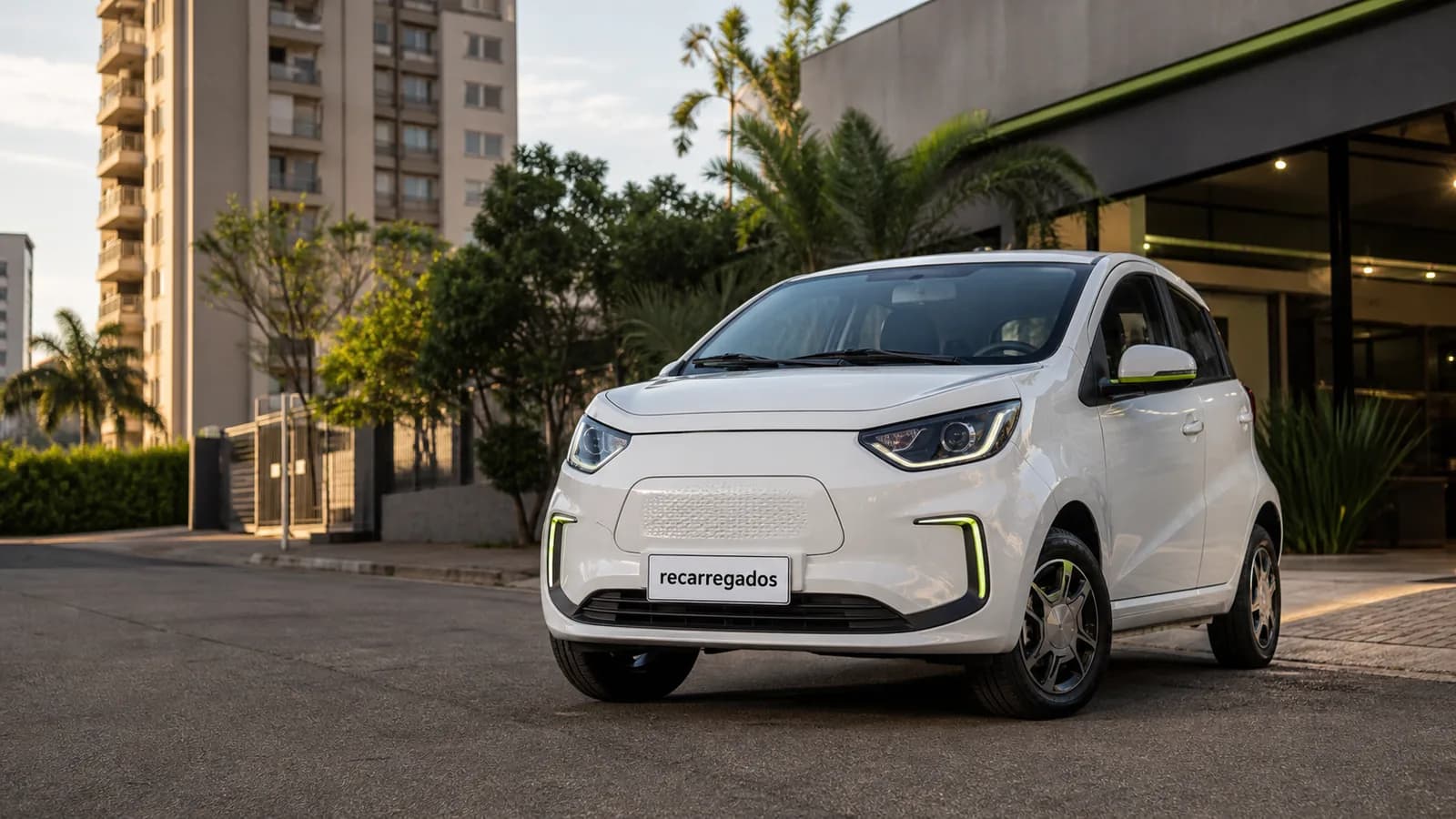 JAC E-JS1 usado elétrico em avenida brasileira com placa recarregados em destaque