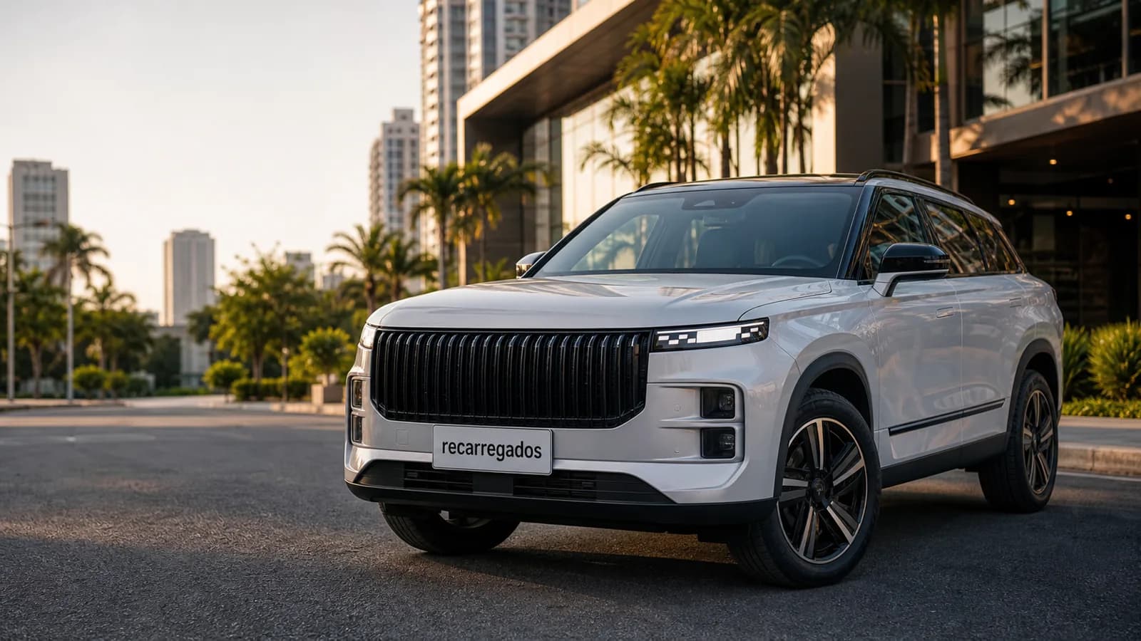 SUV híbrido plug-in Jaecoo 7 SHS em avenida brasileira com placa recarregados em destaque