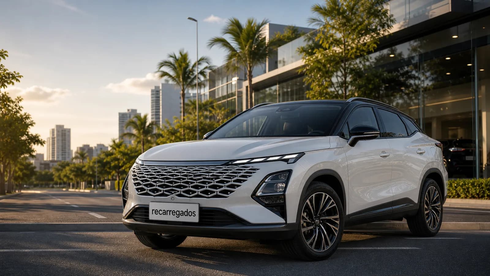 SUV híbrido Omoda 5 em avenida urbana brasileira com placa recarregados em destaque