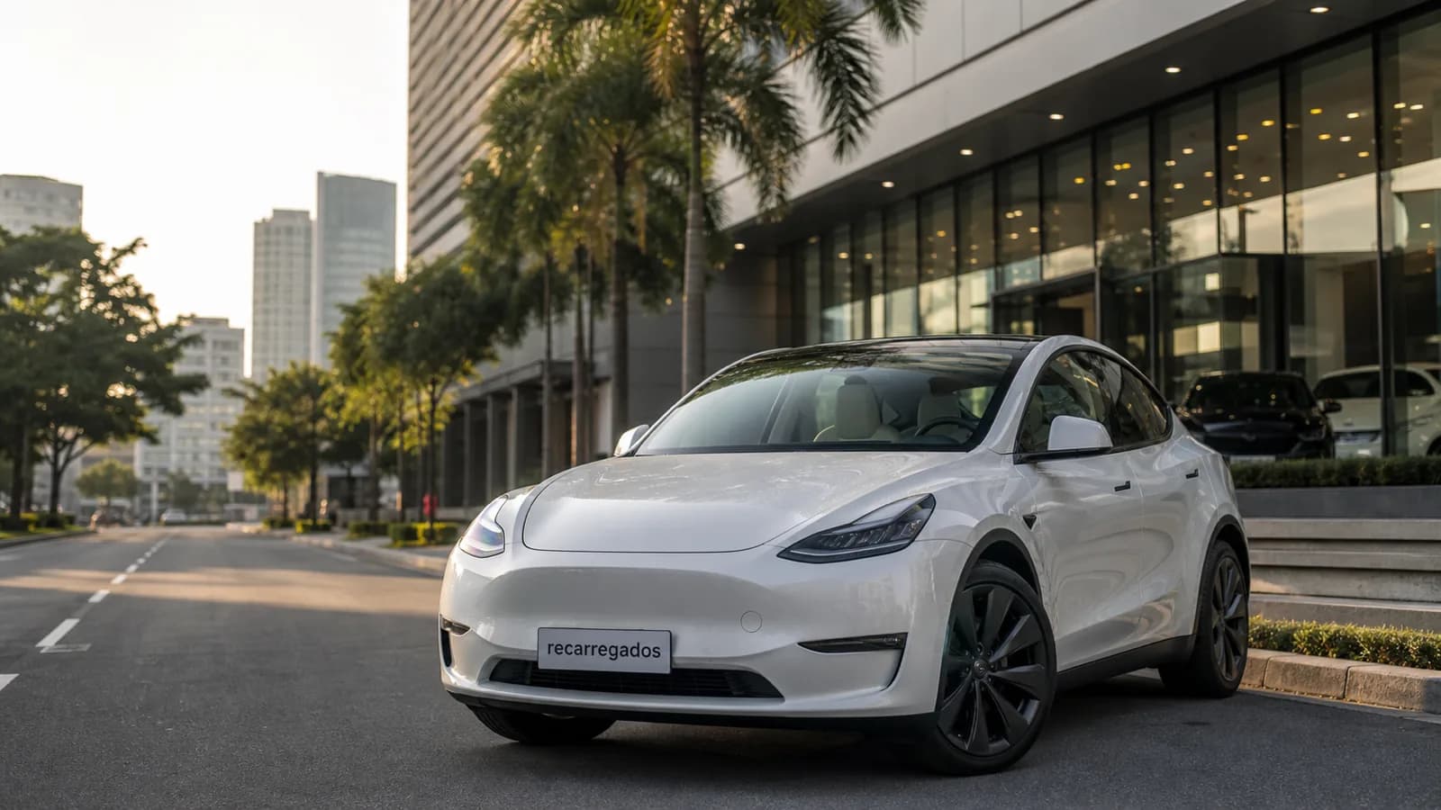 Tesla Model Y usado em avenida brasileira com placa recarregados em destaque