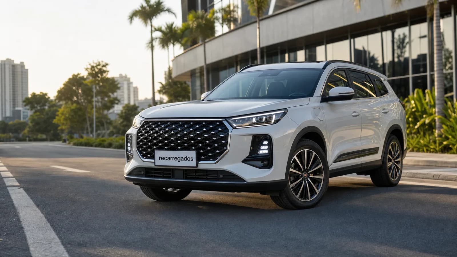 SUV híbrido plug-in Tiggo 8 Pro PHEV em avenida brasileira com placa recarregados em destaque