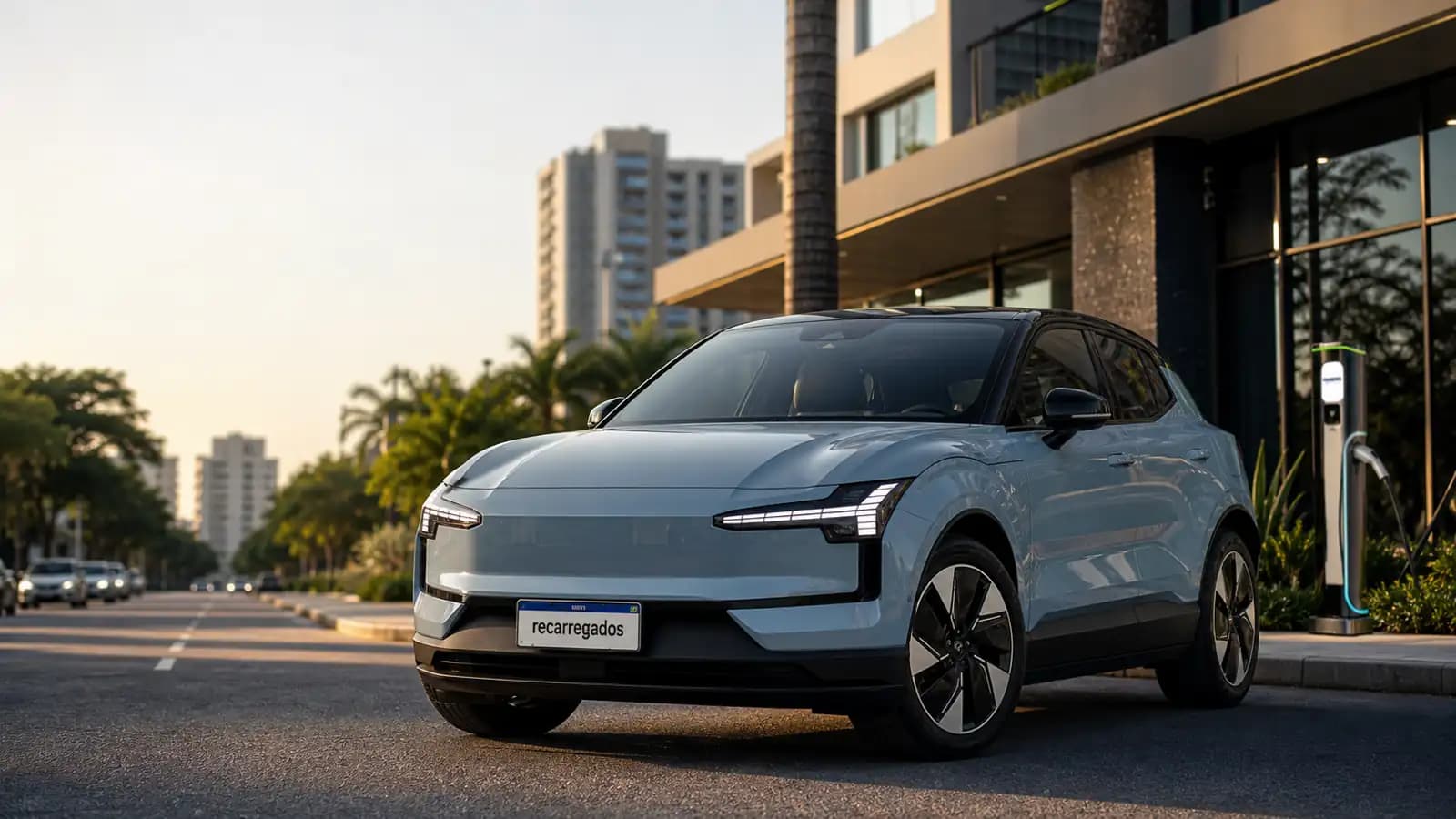 SUV elétrico Volvo EX30 em avenida brasileira com placa recarregados em destaque