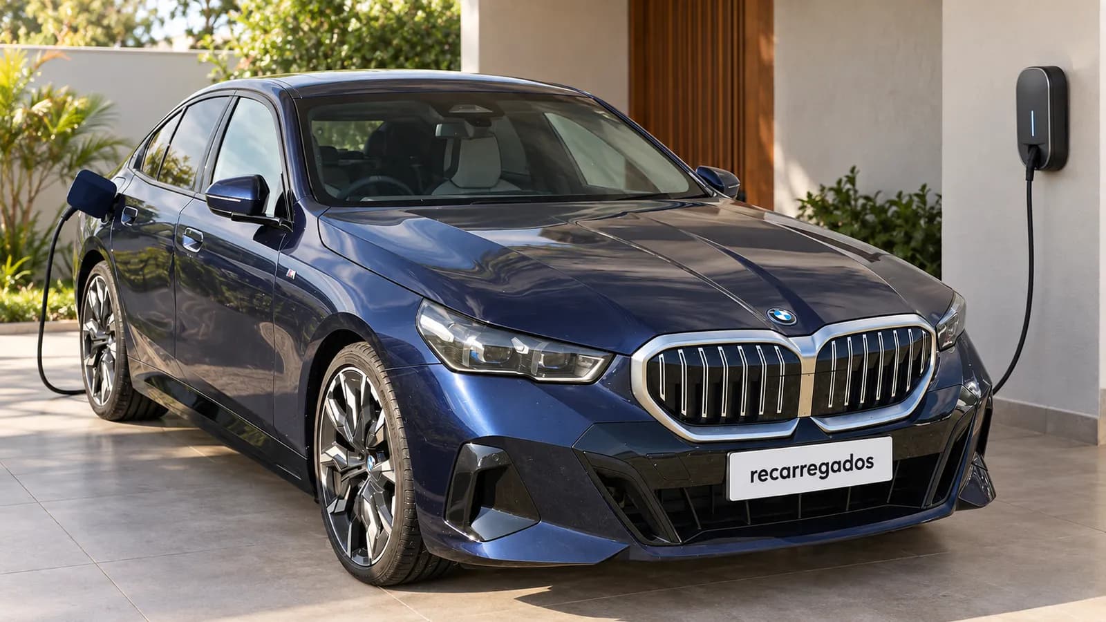 BMW 530e azul em garagem residencial com wallbox, imagem gerada com IA a partir de foto real