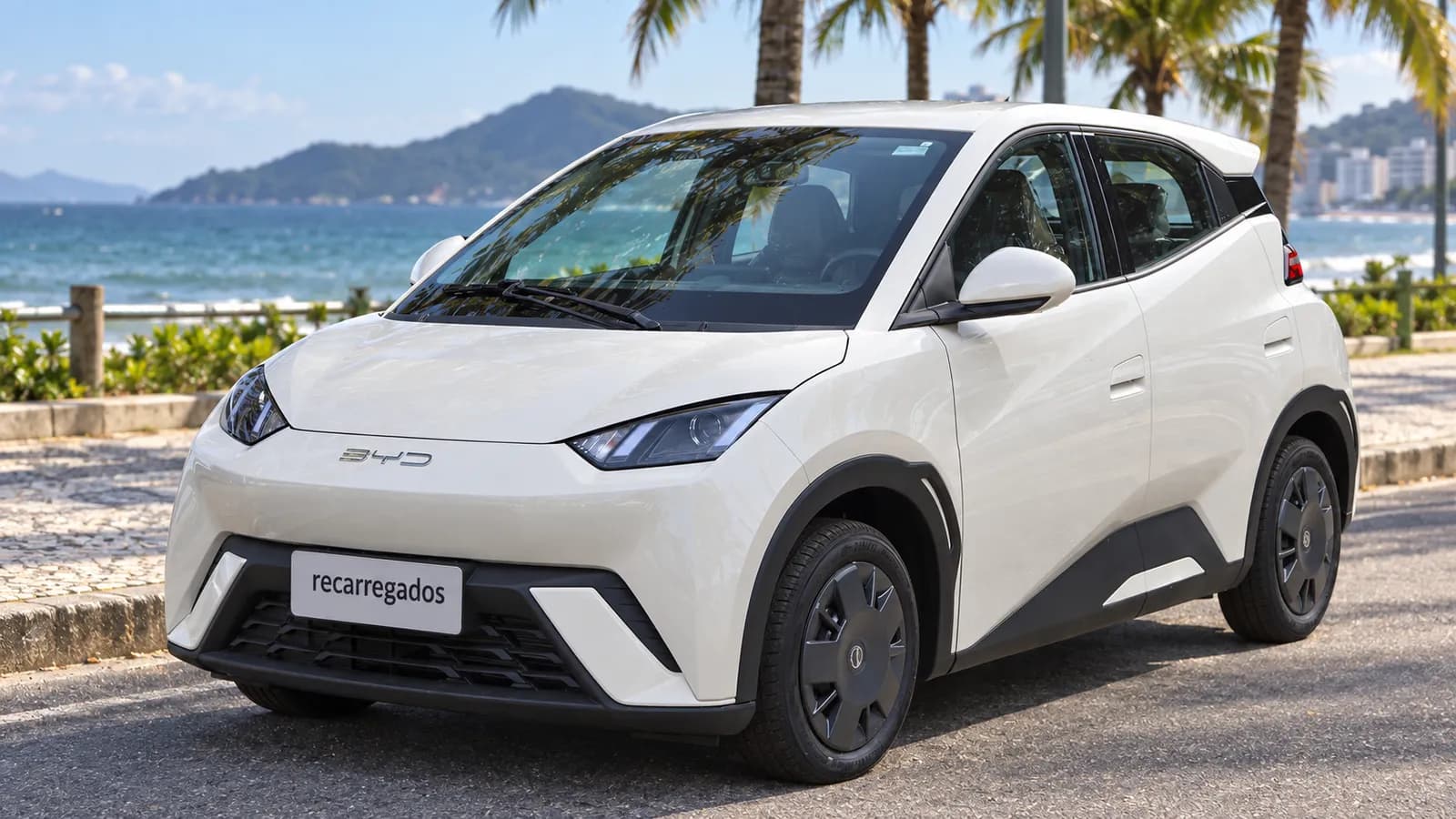 BYD Dolphin Mini branco-pérola em avenida à beira-mar em Florianópolis, imagem gerada com IA a partir de foto real