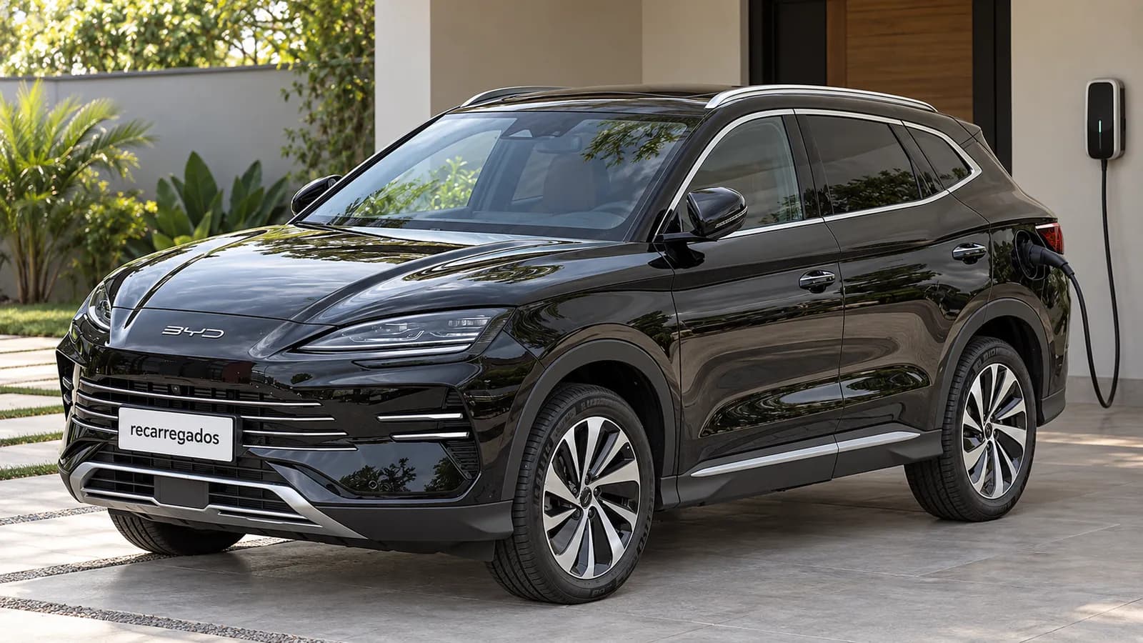 BYD Song Plus preto em garagem residencial com wallbox, imagem gerada com IA a partir de foto real
