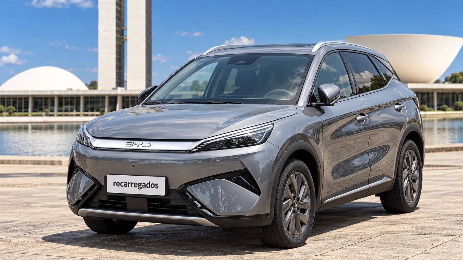 BYD Yuan Plus AWD cinza diante da arquitetura modernista de Brasília, imagem gerada com IA a partir de foto real