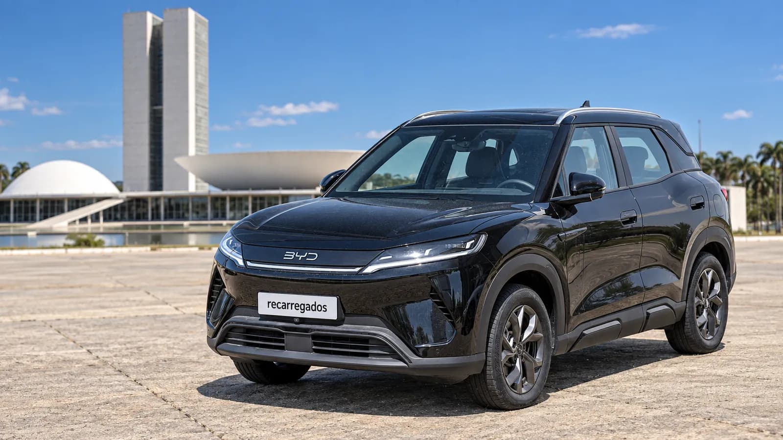 BYD Yuan Pro preto diante da arquitetura modernista de Brasília, imagem gerada com IA a partir de foto real