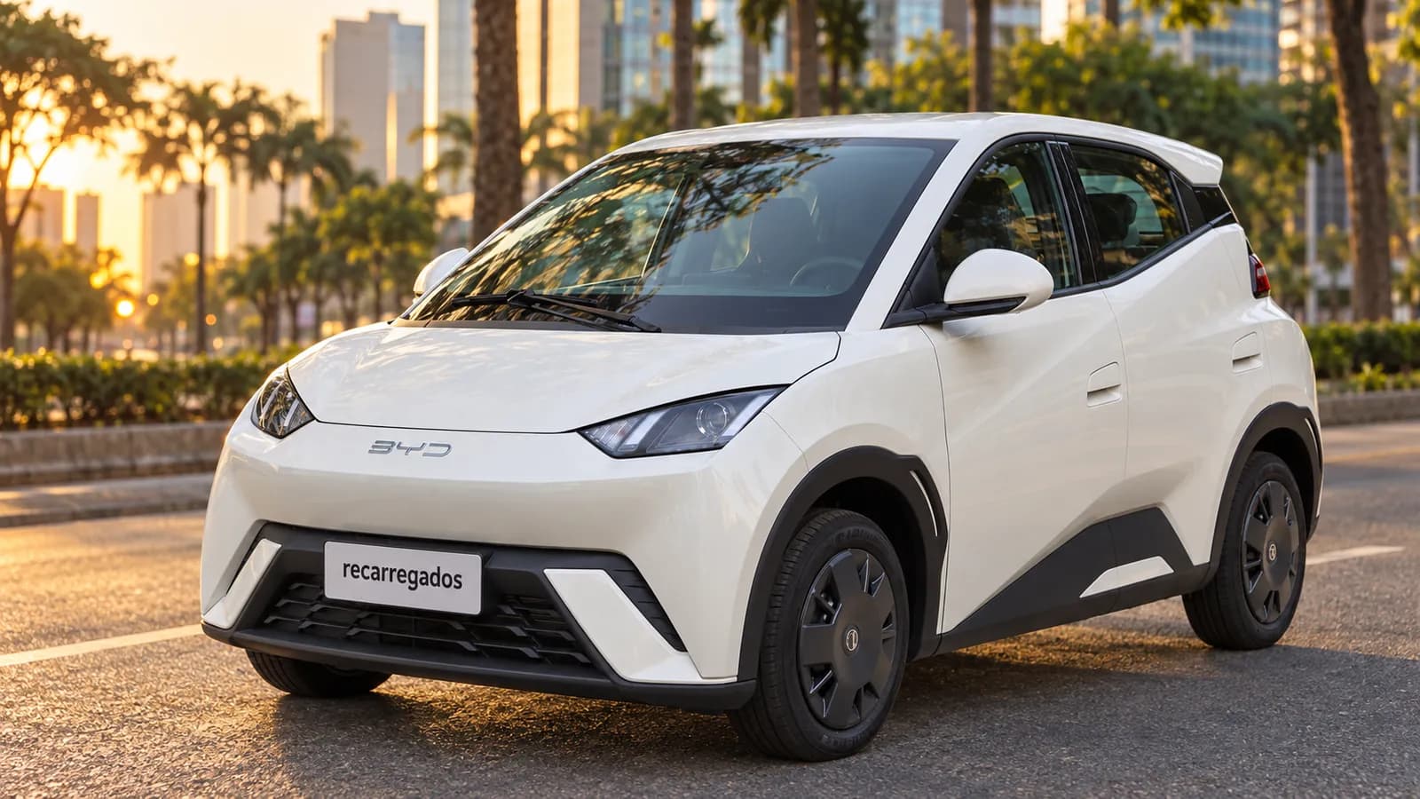 Todos os carros elétricos e híbridos à venda no Brasil em 2026: lista com preço e autonomia BYD Dolphin Mini branco-pérola em avenida arborizada de São Paulo ao entardecer, imagem gerada com IA a partir de foto real