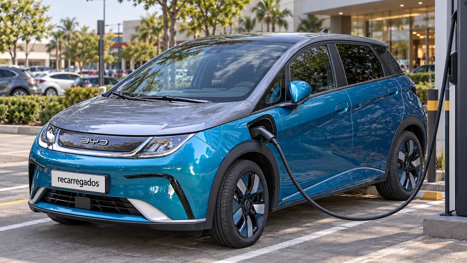 Como carregar carro elétrico: tomada, wallbox e eletroposto explicados para iniciantes BYD Dolphin cinza em eletroposto de recarga rápida em São Paulo, imagem gerada com IA a partir de foto real
