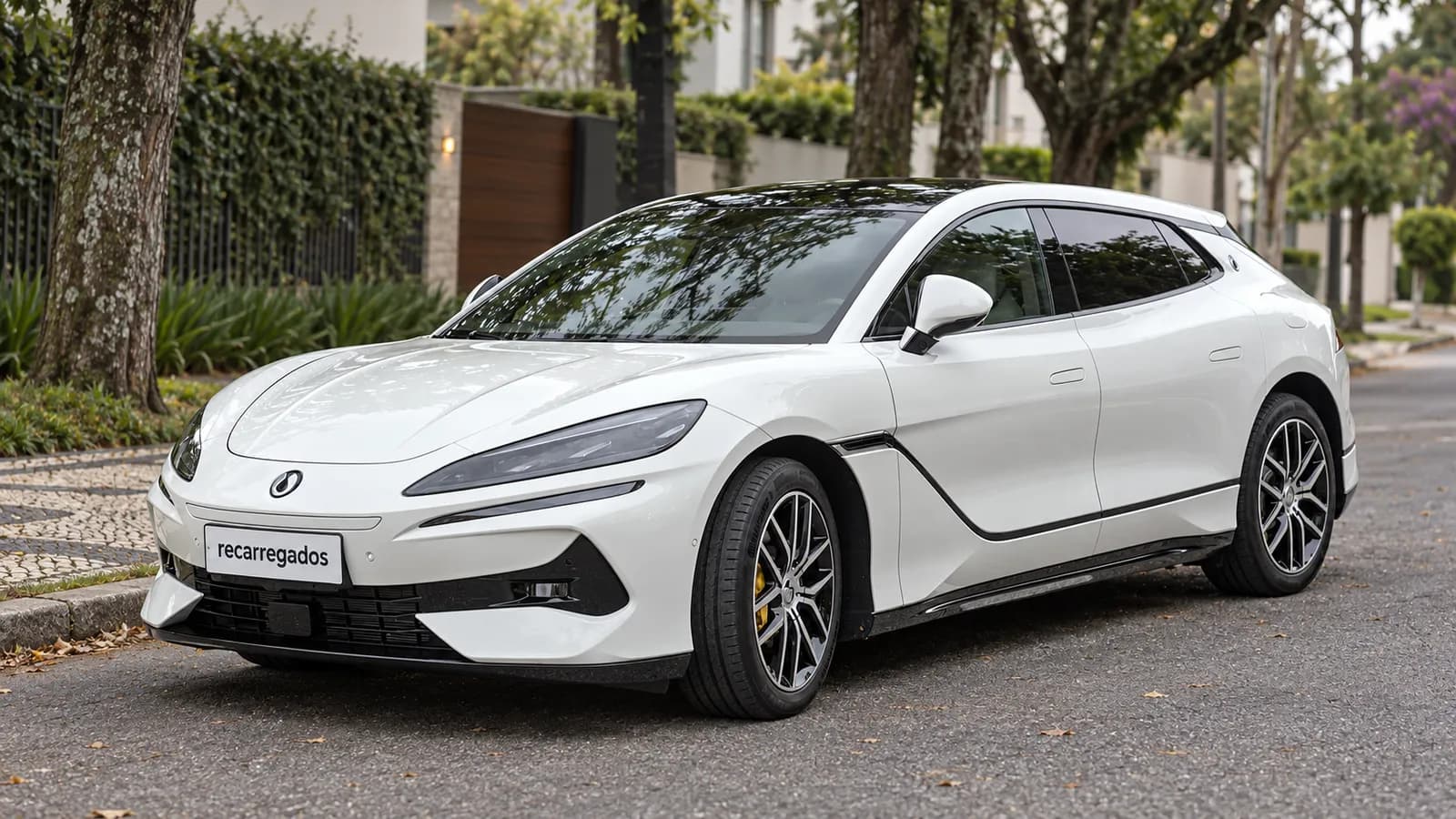 Denza Z9 GT no Brasil: review do elétrico de 1.156 cv, preço e recarga em 5 minutos