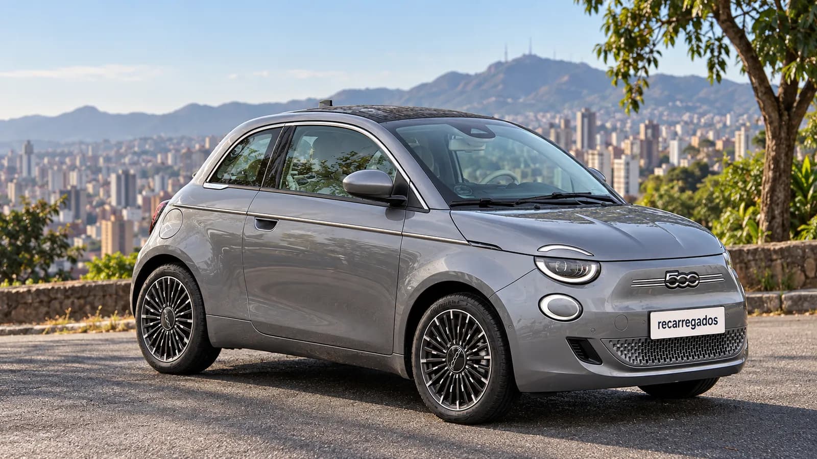 Fiat 500e cinza em rua de Belo Horizonte com a serra ao fundo, imagem gerada com IA a partir de foto real