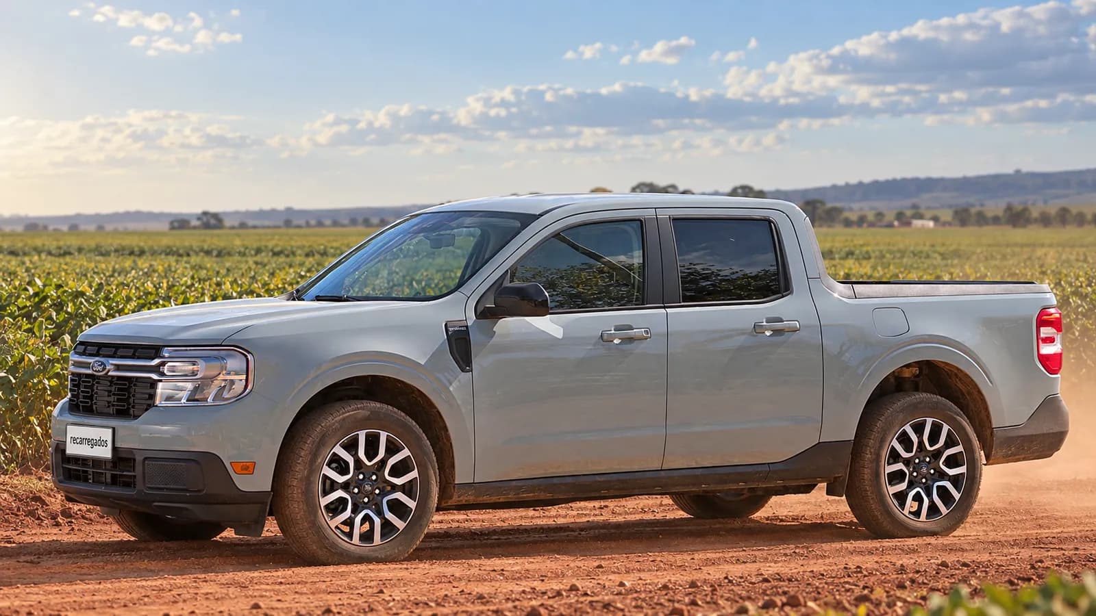 Ford Maverick Hybrid cinza em estrada de terra de fazenda no Mato Grosso, imagem gerada com IA a partir de foto real