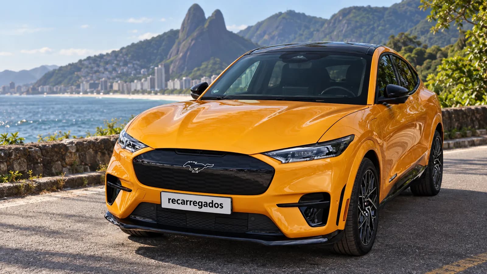 Ford Mustang Mach-E GT no Brasil: review, preço, autonomia e vale a pena? Ford Mustang Mach-E preto em estrada litorânea no Rio de Janeiro, imagem gerada com IA a partir de foto real
