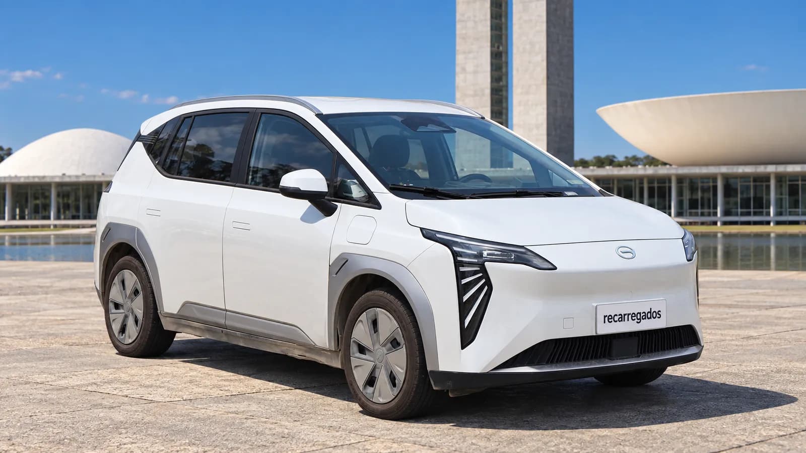 GAC Aion Y branco diante da arquitetura modernista de Brasília, imagem gerada com IA a partir de foto real