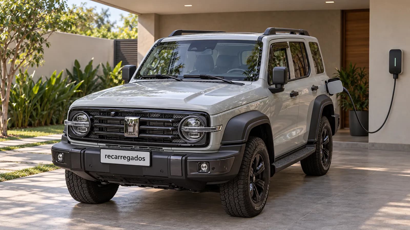 GWM Tank 300 PHEV cinza em garagem residencial com wallbox, imagem gerada com IA a partir de foto real