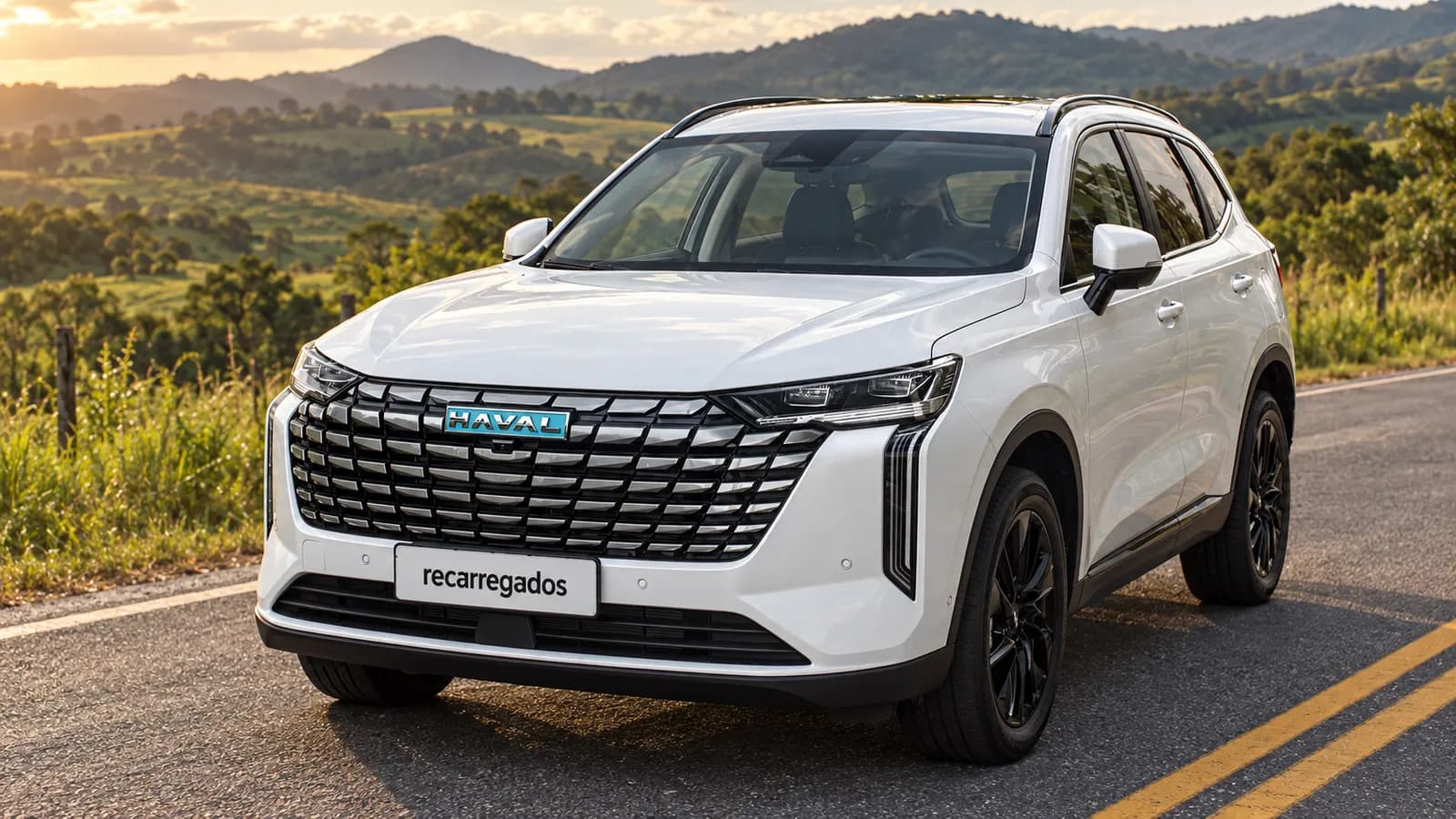 GWM Haval H6 PHEV19 branco em rodovia entre morros verdes de Minas Gerais, imagem gerada com IA a partir de foto real