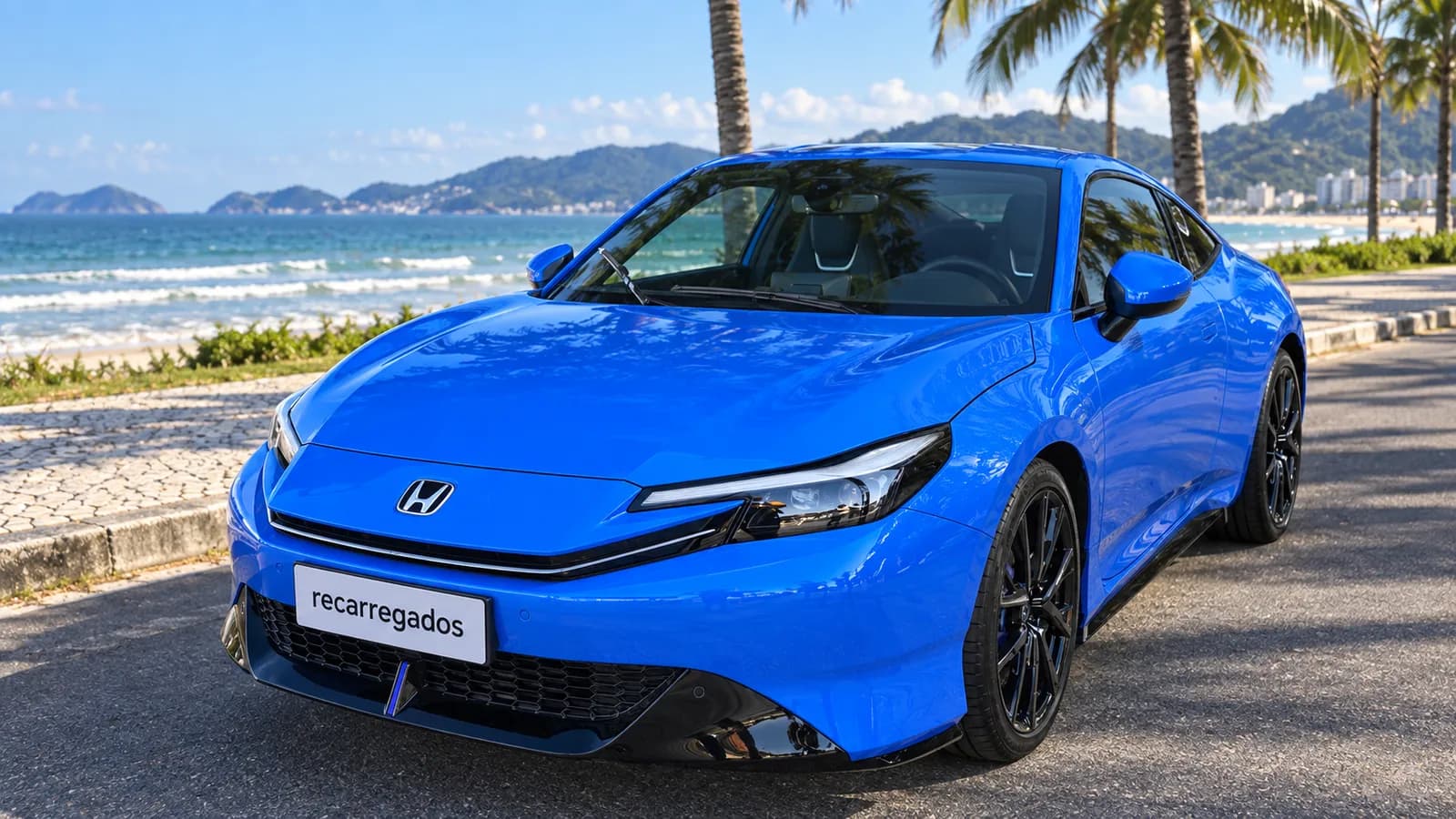 Honda Prelude híbrido no Brasil: review, preço, consumo e vale a pena? Honda Prelude azul em avenida à beira-mar em Florianópolis, imagem gerada com IA a partir de foto real