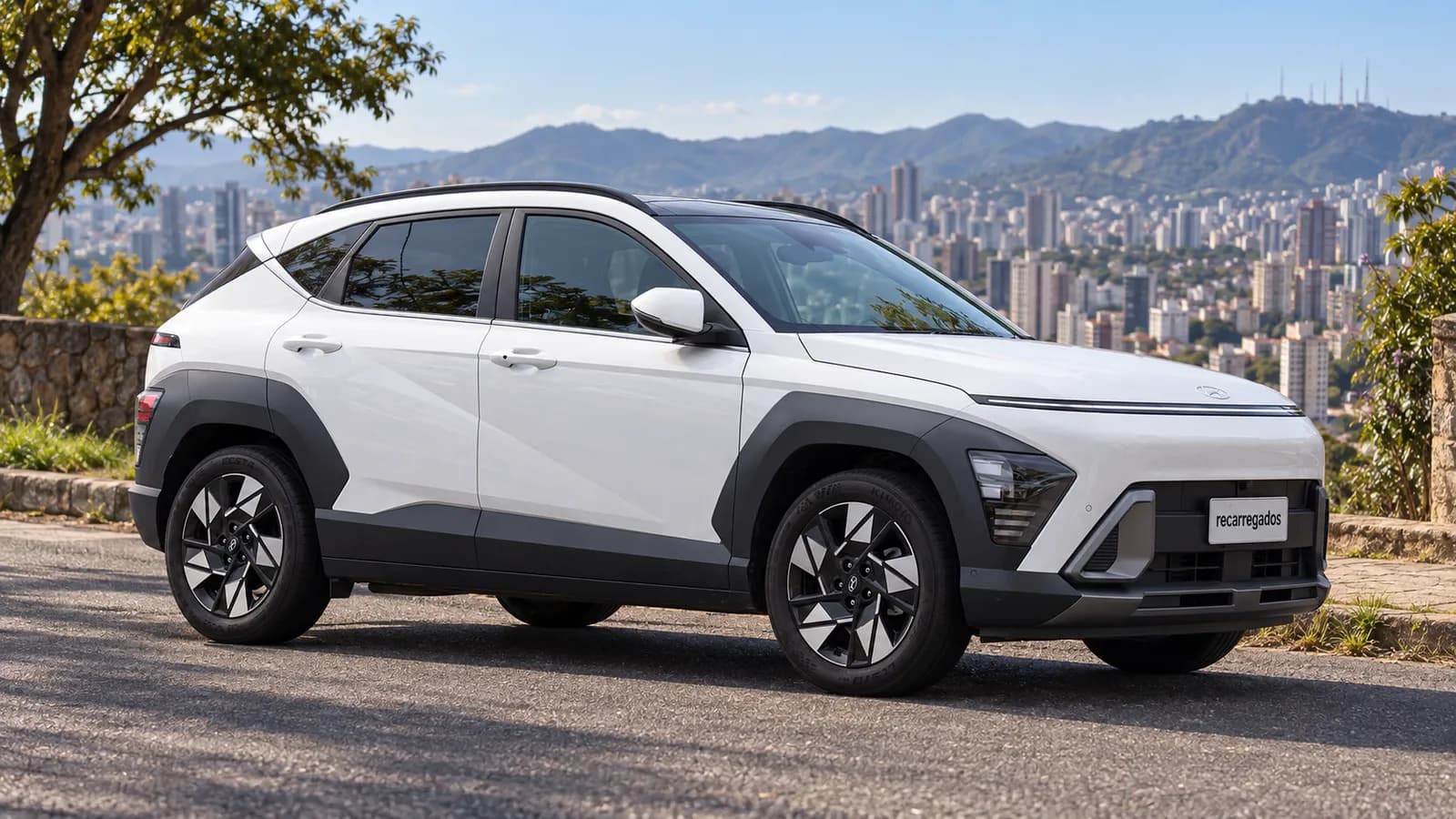 Hyundai Kona Hybrid branco em rua de Belo Horizonte com a serra ao fundo, imagem gerada com IA a partir de foto real