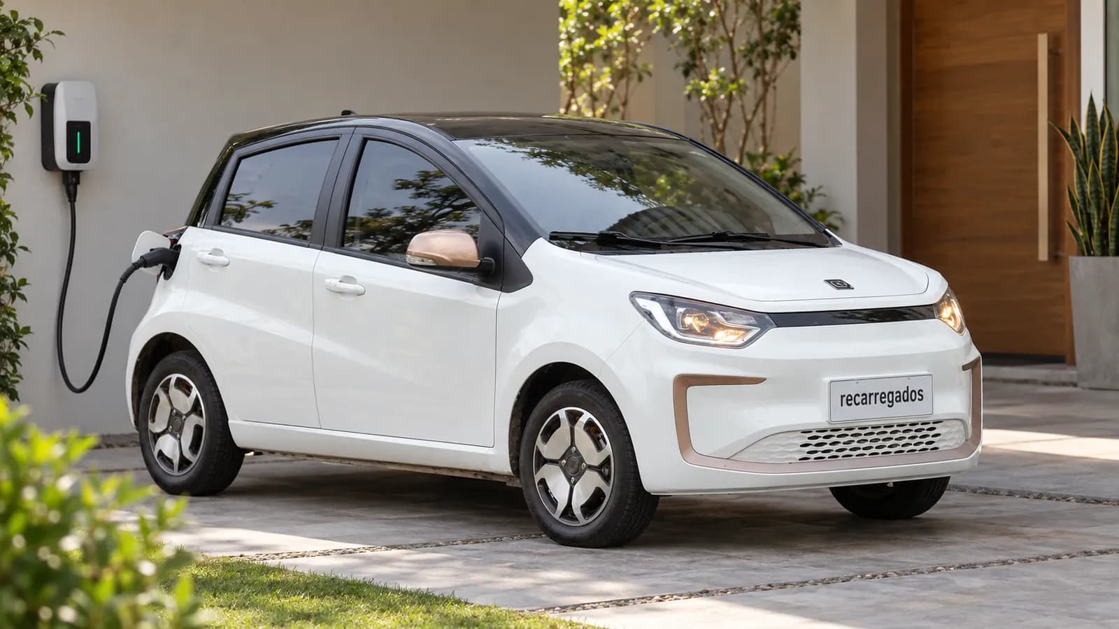 JAC e-JS1 branco em garagem residencial com wallbox, imagem gerada com IA a partir de foto real