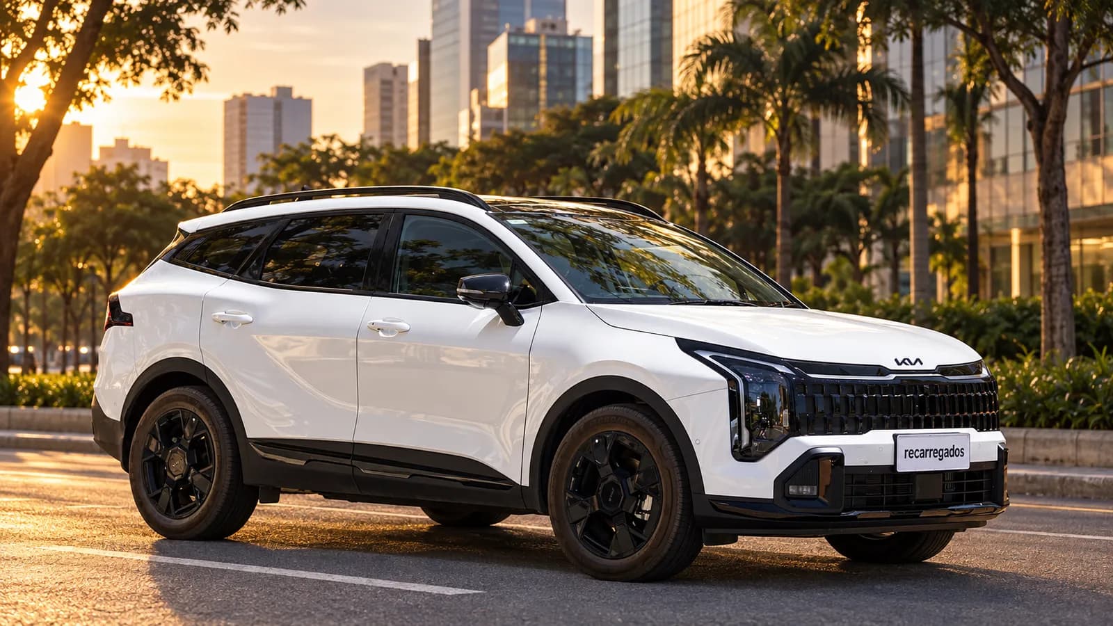 Kia Sportage Hybrid branco em avenida arborizada de São Paulo ao entardecer, imagem gerada com IA a partir de foto real