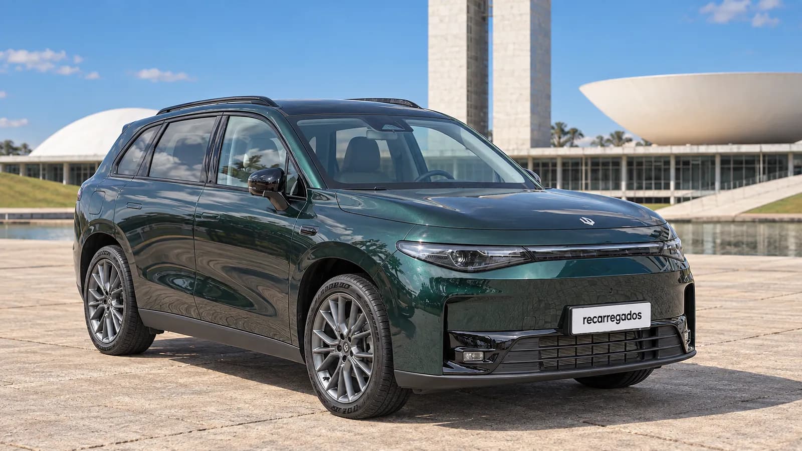 Leapmotor C10 REEV verde diante da arquitetura modernista de Brasília, imagem gerada com IA a partir de foto real