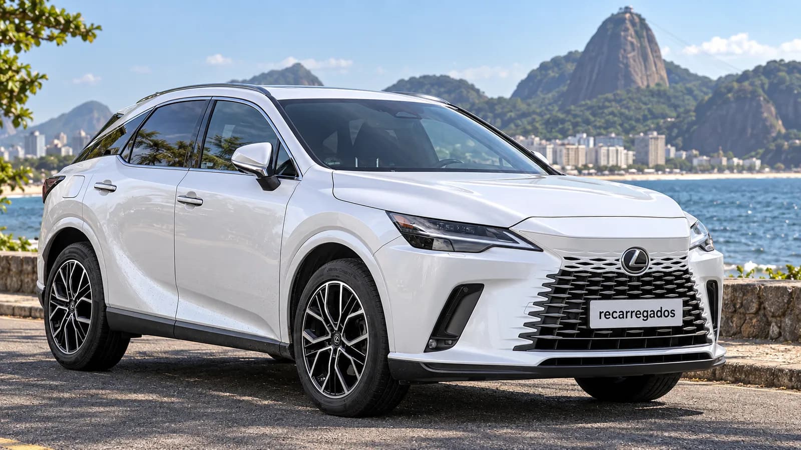 Lexus RX 450h+ e RX 500h no Brasil: review, preço, consumo e qual escolher Lexus RX branco em estrada litorânea no Rio de Janeiro, imagem gerada com IA a partir de foto real