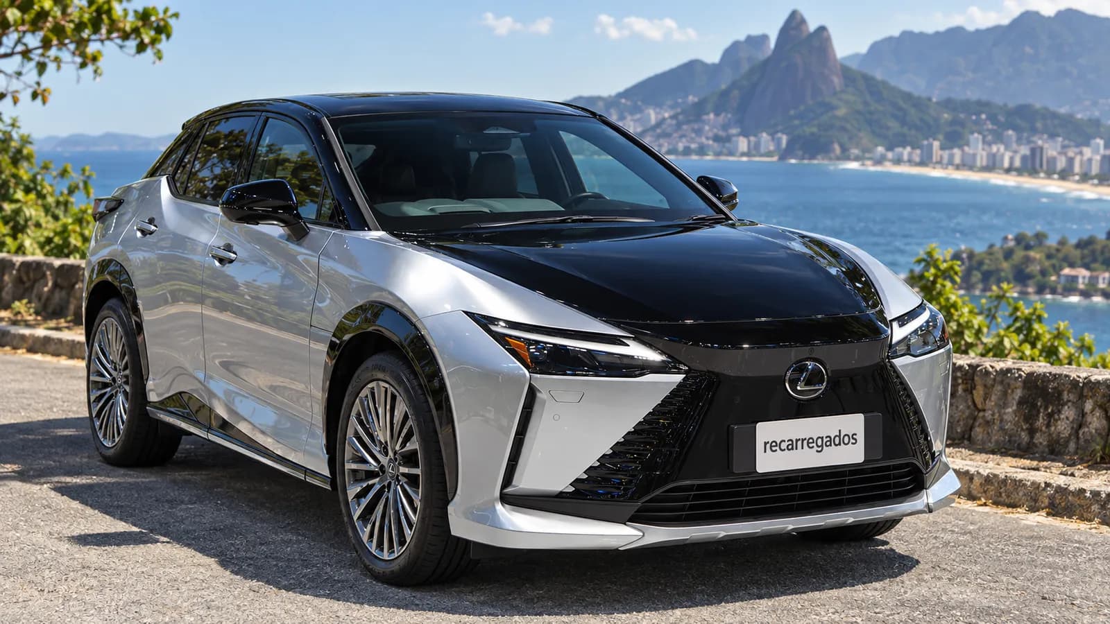 Lexus RZ 500e: review do primeiro elétrico da Lexus no Brasil, com preço e autonomia Lexus RZ 500e prata em estrada litorânea no Rio de Janeiro, imagem gerada com IA a partir de foto real