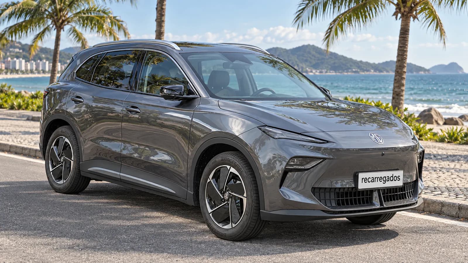 MG S5 no Brasil: review do SUV elétrico, preço, autonomia e vale a pena? MG S5 em avenida à beira-mar em Florianópolis, imagem gerada com IA a partir de foto real