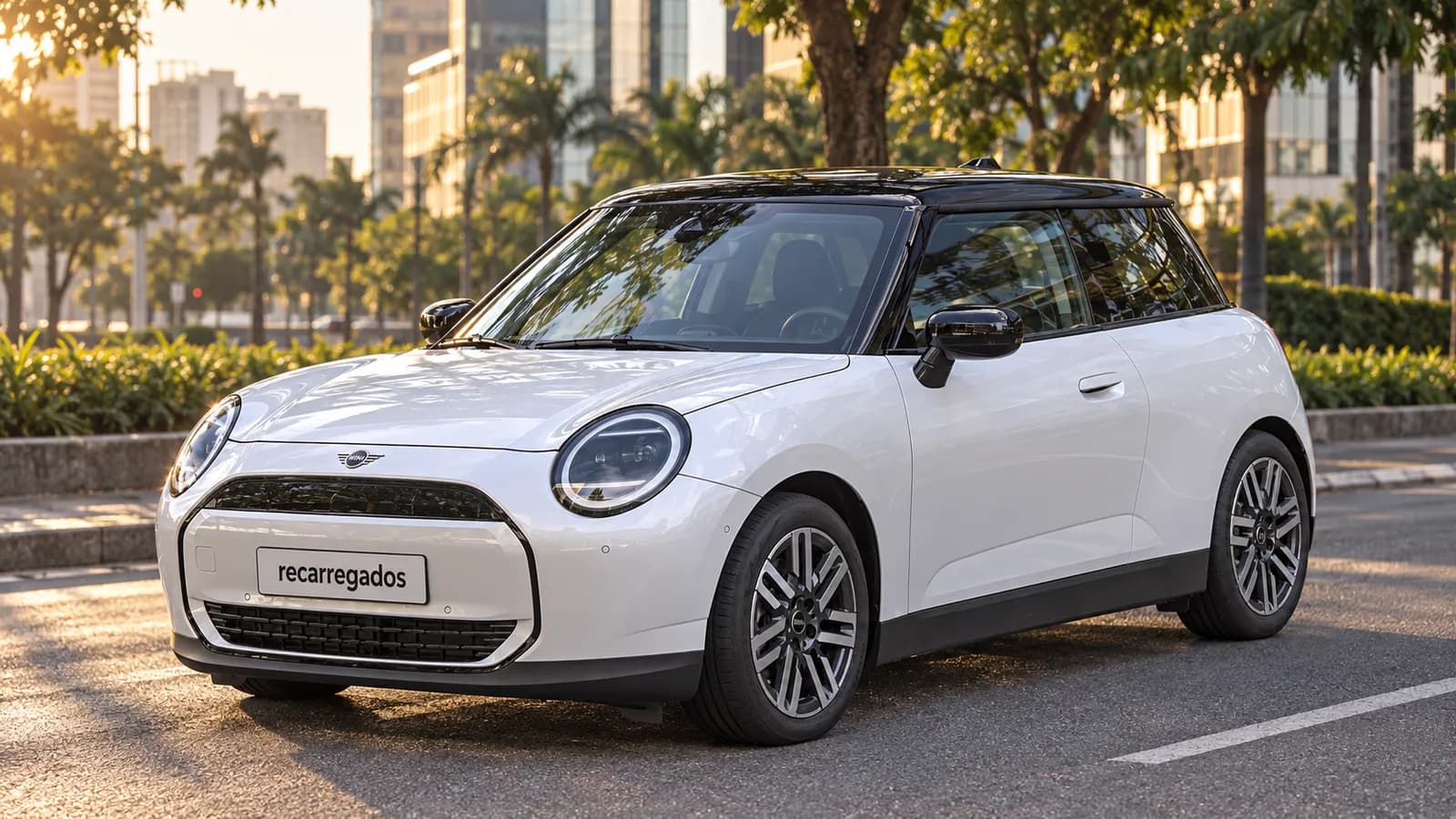 MINI Cooper E elétrico: preço, autonomia, versões e se vale a pena no Brasil MINI Cooper E branco em avenida arborizada de São Paulo ao entardecer, imagem gerada com IA a partir de foto real