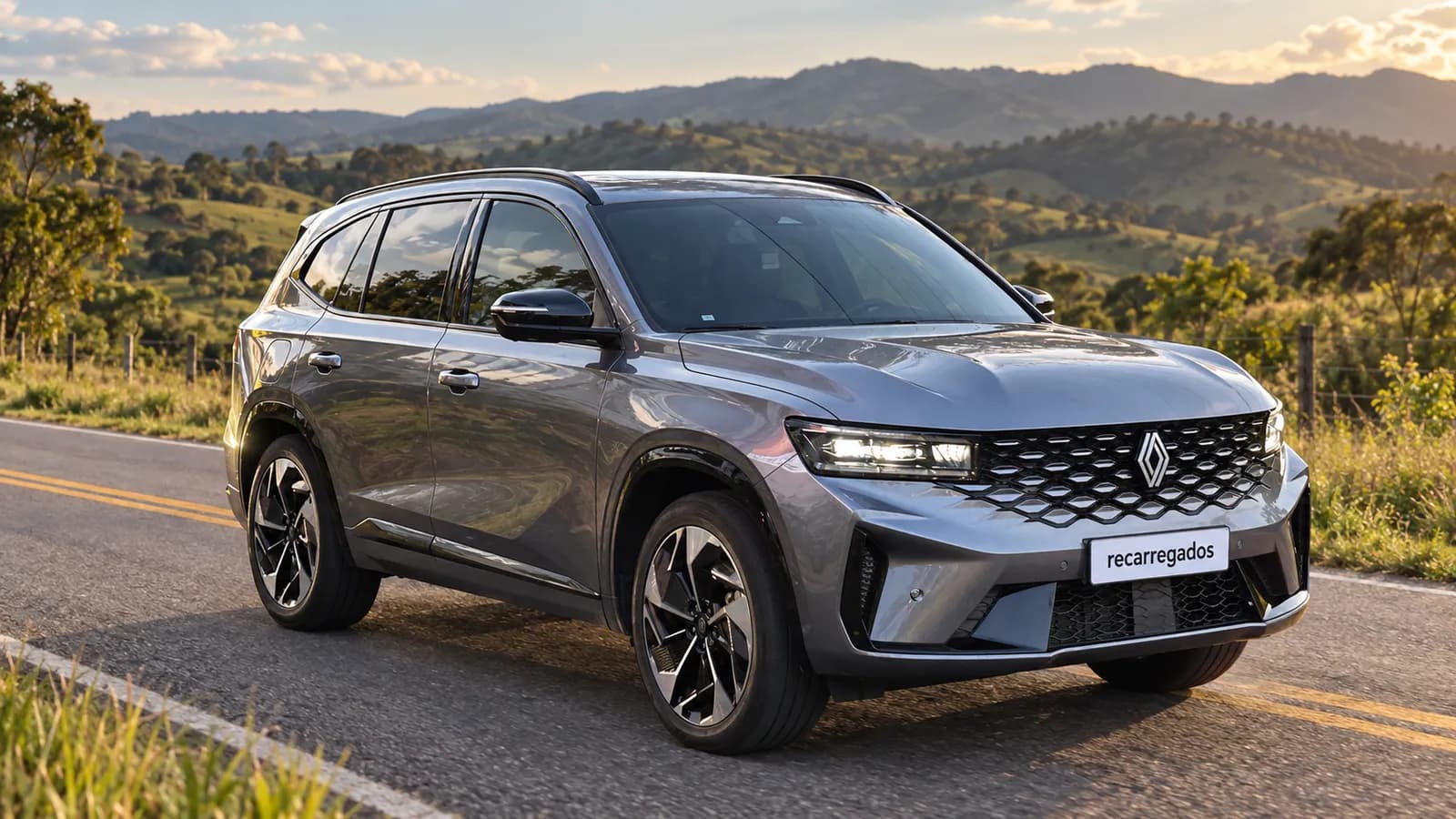 Renault Koleos E-Tech cinza em rodovia entre morros verdes de Minas Gerais, imagem gerada com IA a partir de foto real