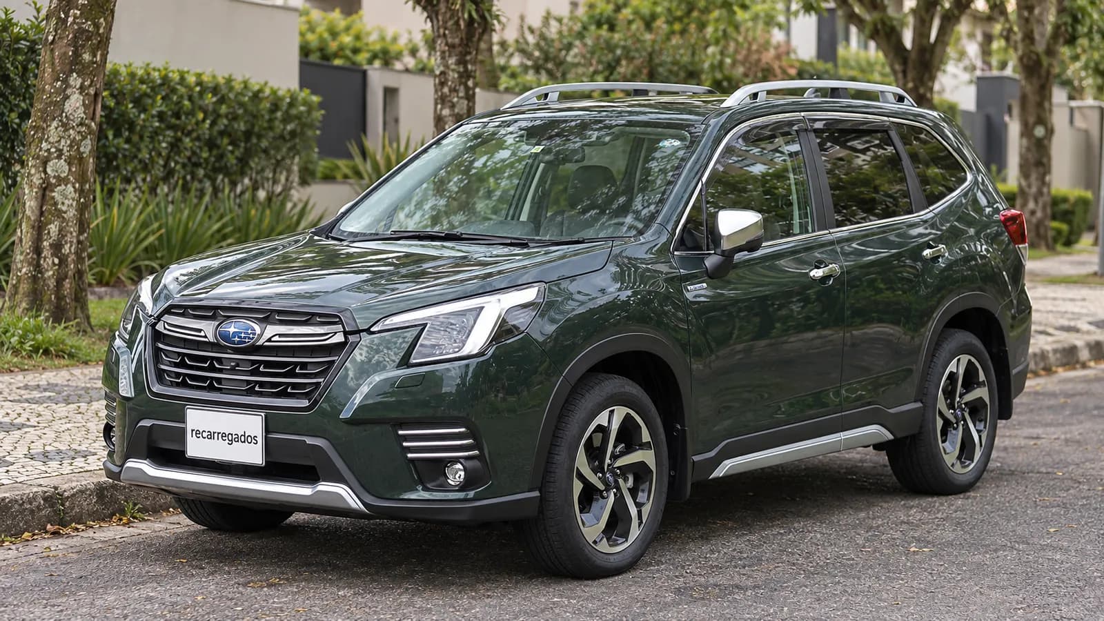 Subaru Forester e-Boxer no Brasil: review, preço, consumo e ainda vale a pena? Subaru Forester e-Boxer verde em rua residencial arborizada de Curitiba, imagem gerada com IA a partir de foto real
