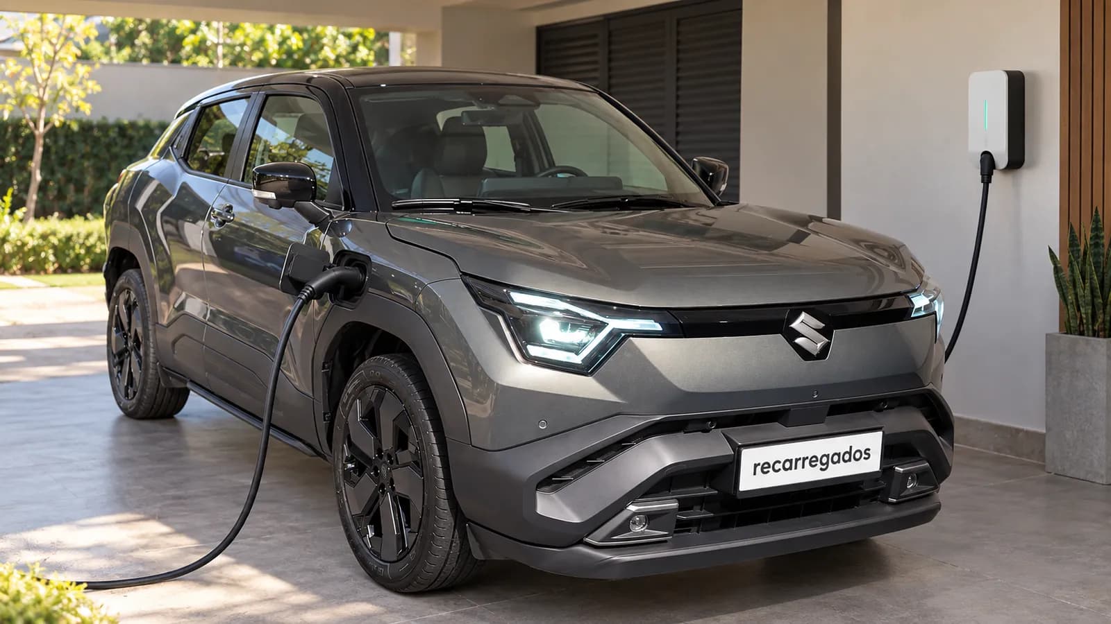 Suzuki e Vitara 4x4 elétrico: review, preço, autonomia e vale a pena? Suzuki e Vitara em garagem residencial com wallbox, imagem gerada com IA a partir de foto real