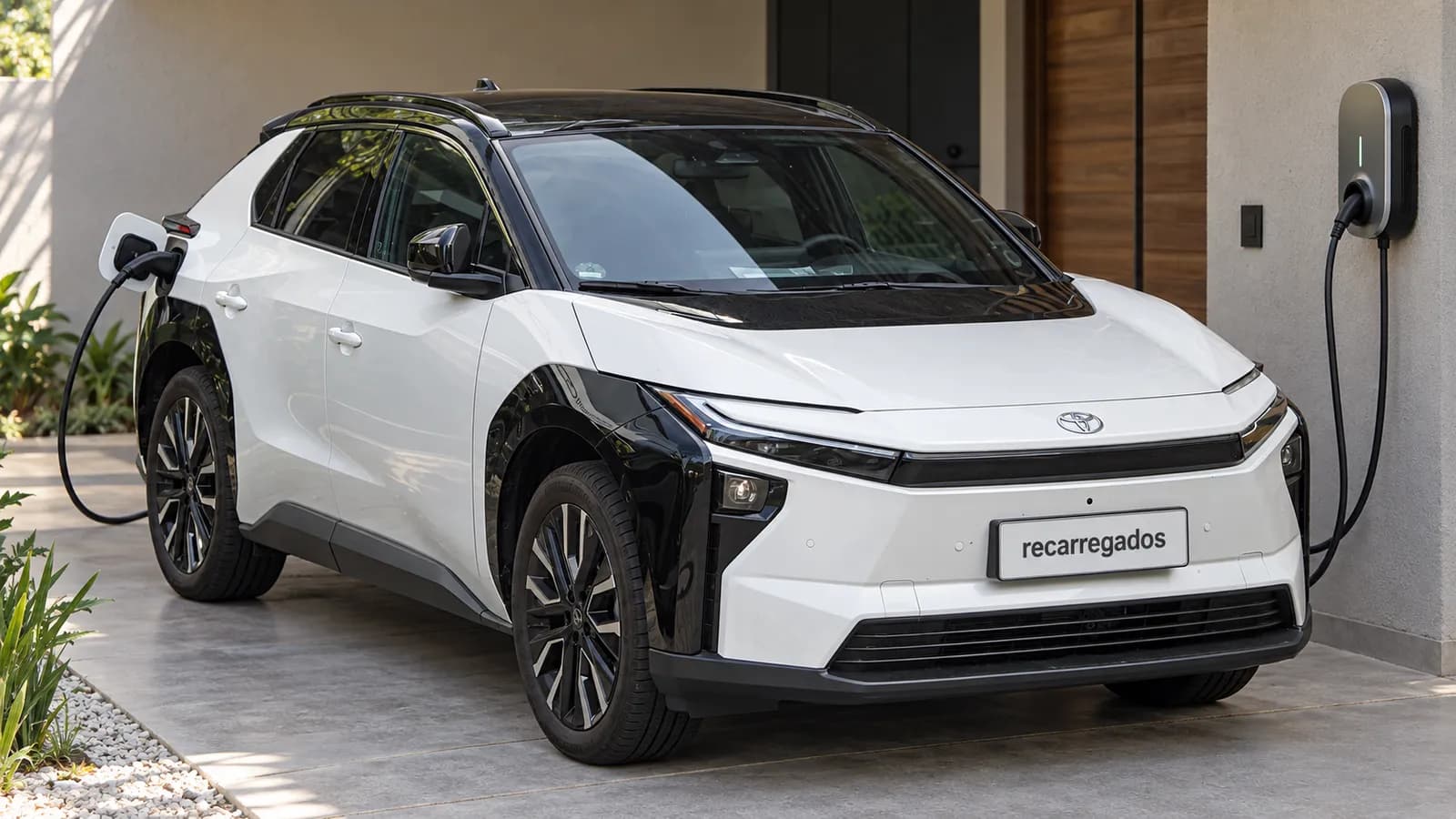 Toyota bZ4X no Brasil: review, preço, autonomia e vale a pena? Toyota bZ4X branco em garagem residencial com wallbox, imagem gerada com IA a partir de foto real