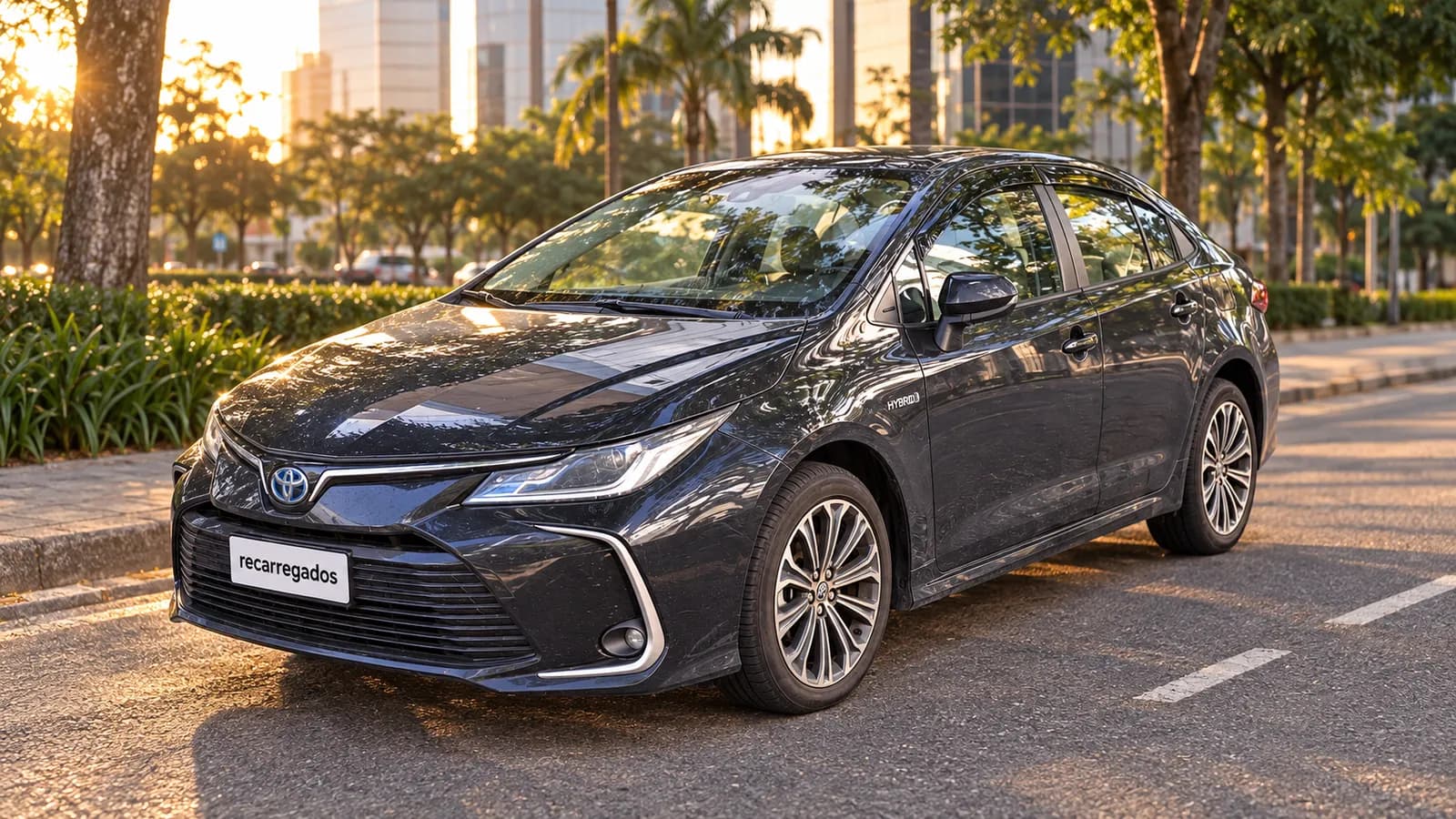 Toyota Corolla Hybrid cinza-escuro em avenida arborizada de São Paulo ao entardecer, imagem gerada com IA a partir de foto real