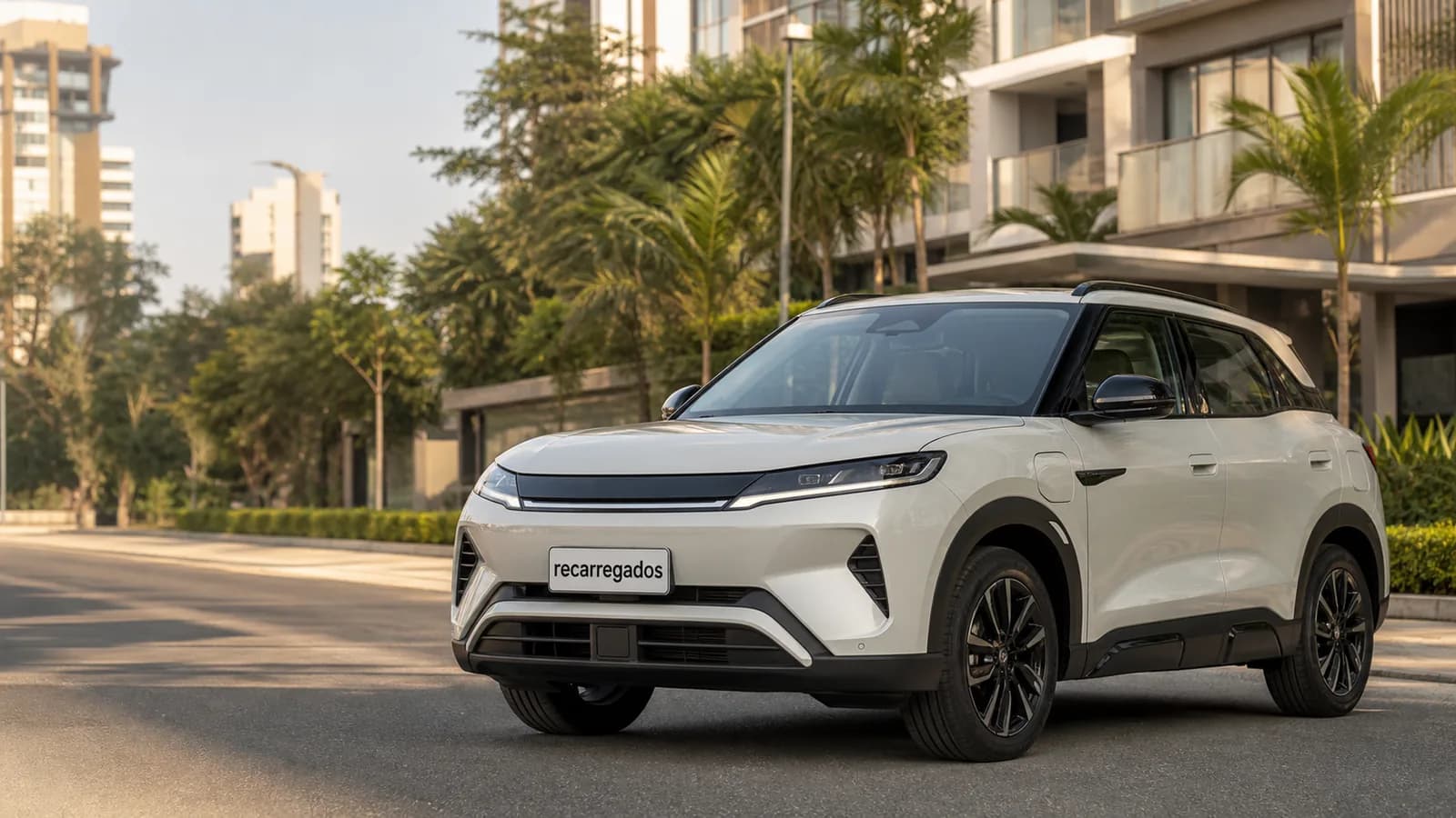 BYD Atto 2 DM-i Flex no Brasil: review com preço, consumo, autonomia, prós e contras SUV híbrido plug-in flex BYD Atto 2 em avenida brasileira com placa recarregados em destaque