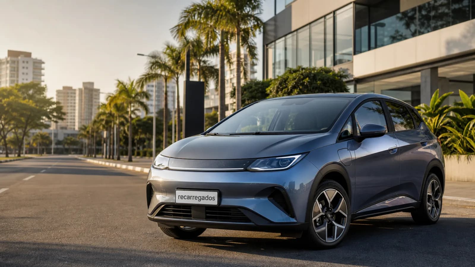 BYD Dolphin SE no Brasil: review com preço, autonomia, recarga, prós e contras BYD Dolphin SE elétrico em avenida brasileira com placa recarregados em destaque